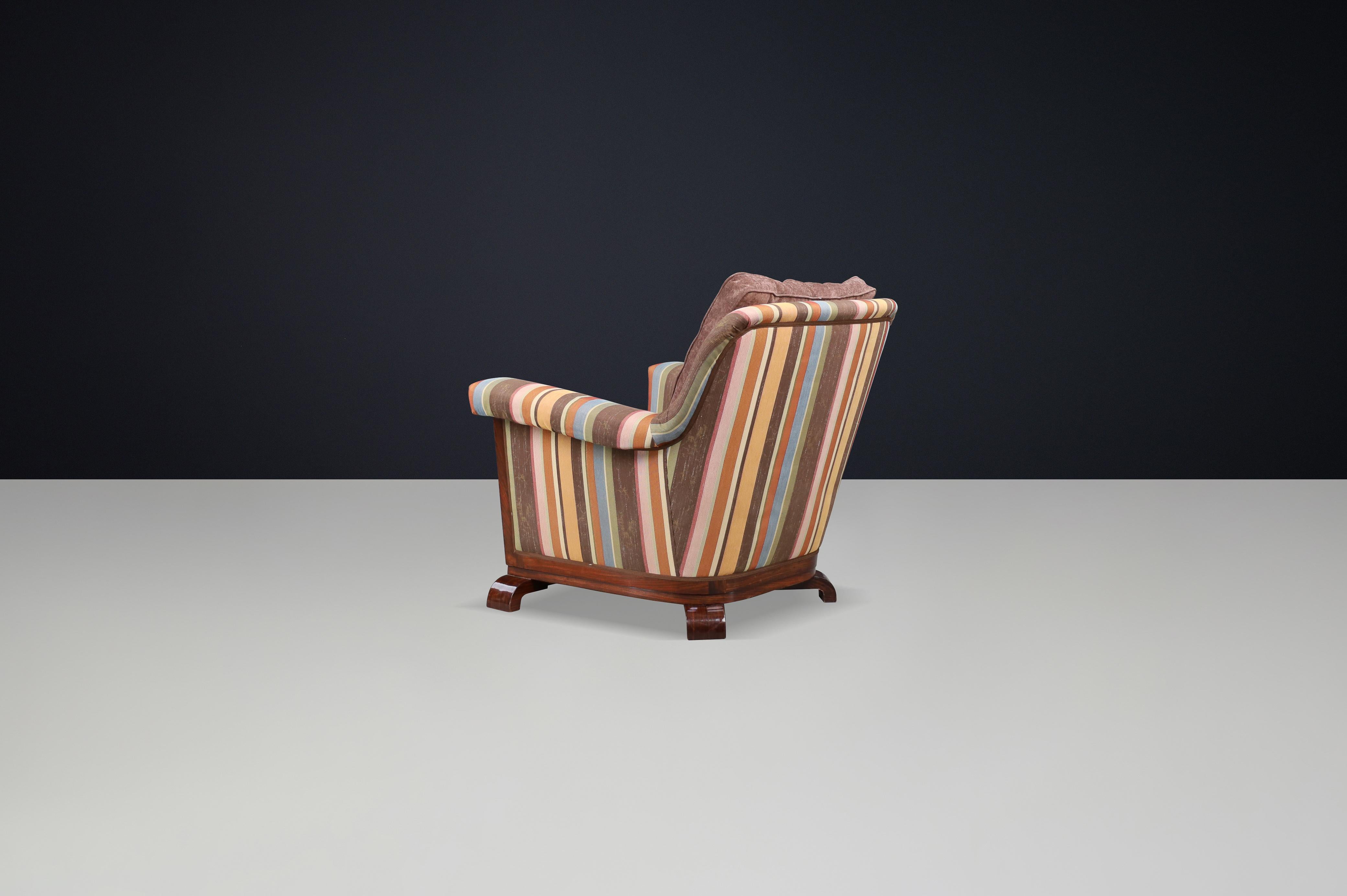 Grand fauteuil Art déco en tissu retapissé et en noyer, Prague, années 1930 Bon état - En vente à Almelo, NL