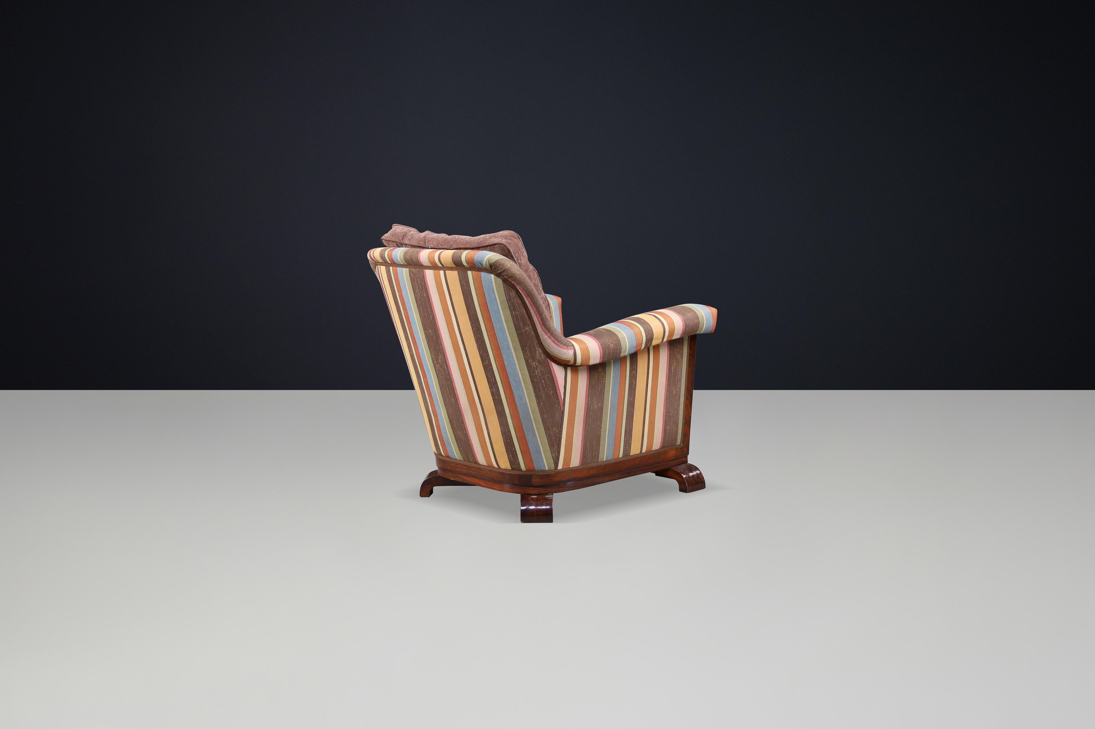 Milieu du XXe siècle Grand fauteuil Art déco en tissu retapissé et en noyer, Prague, années 1930 en vente