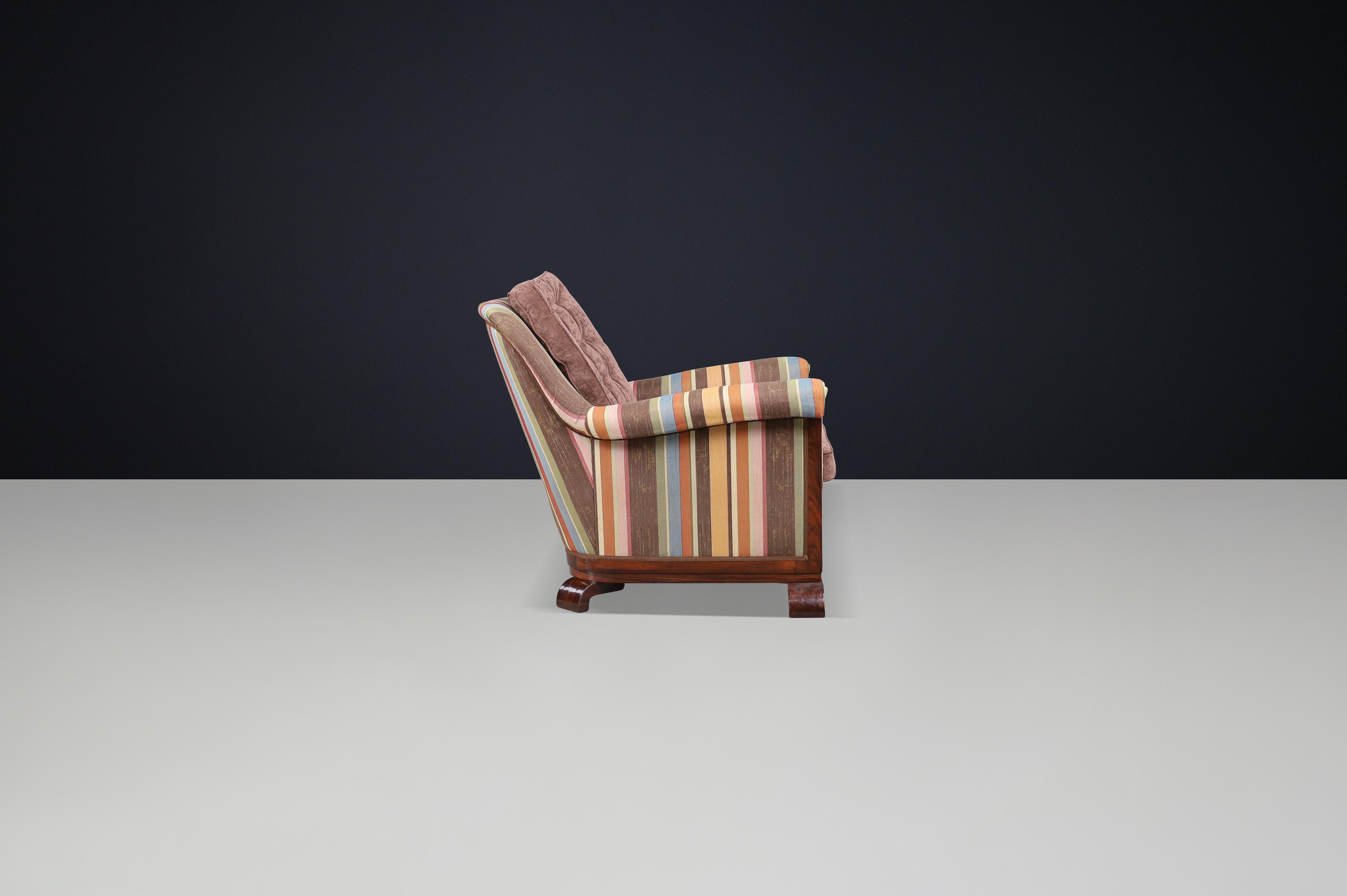 Tissu d'ameublement Grand fauteuil Art déco en tissu retapissé et en noyer, Prague, années 1930 en vente