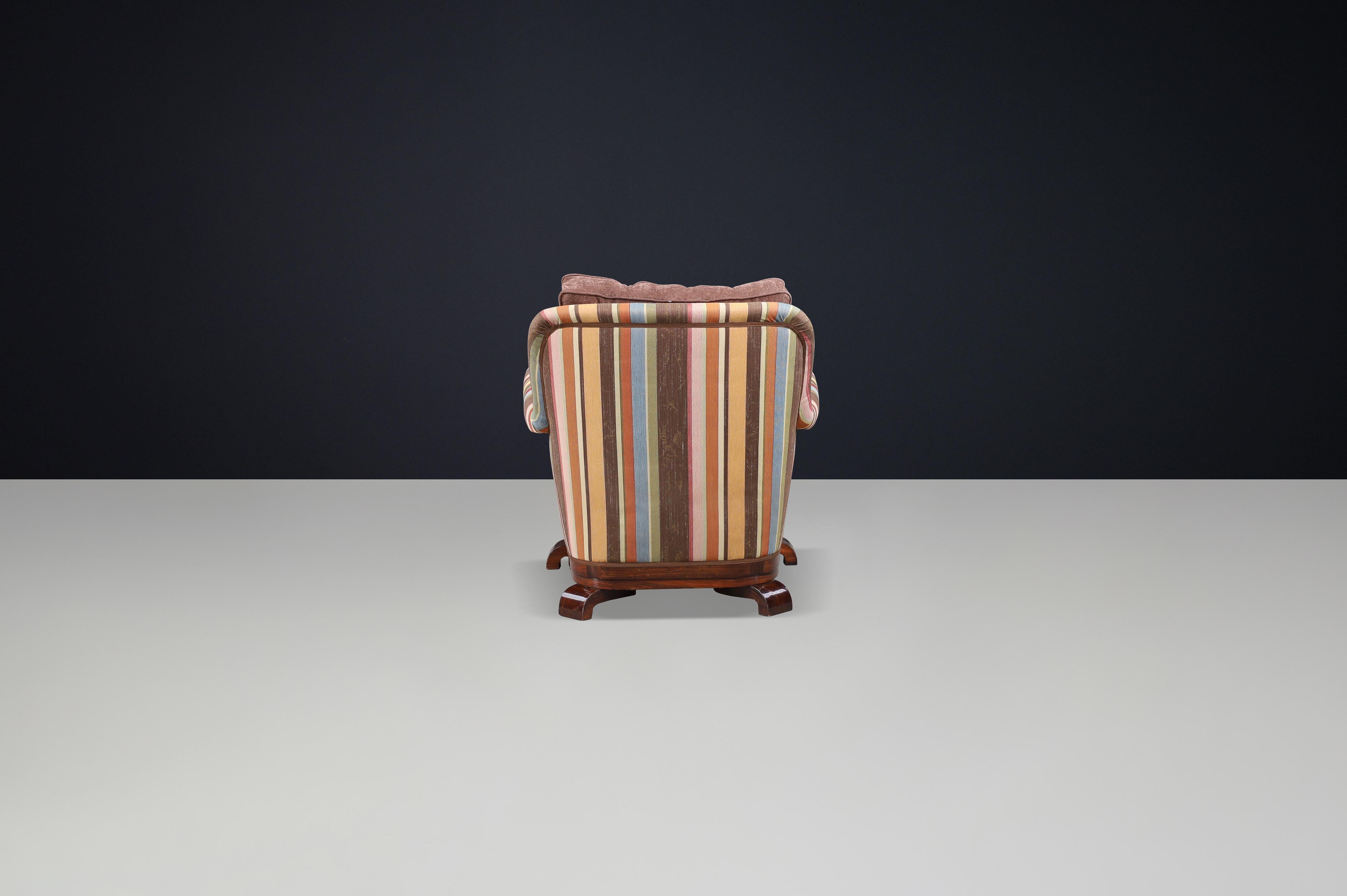 Grand fauteuil Art déco en tissu retapissé et en noyer, Prague, années 1930 en vente 1