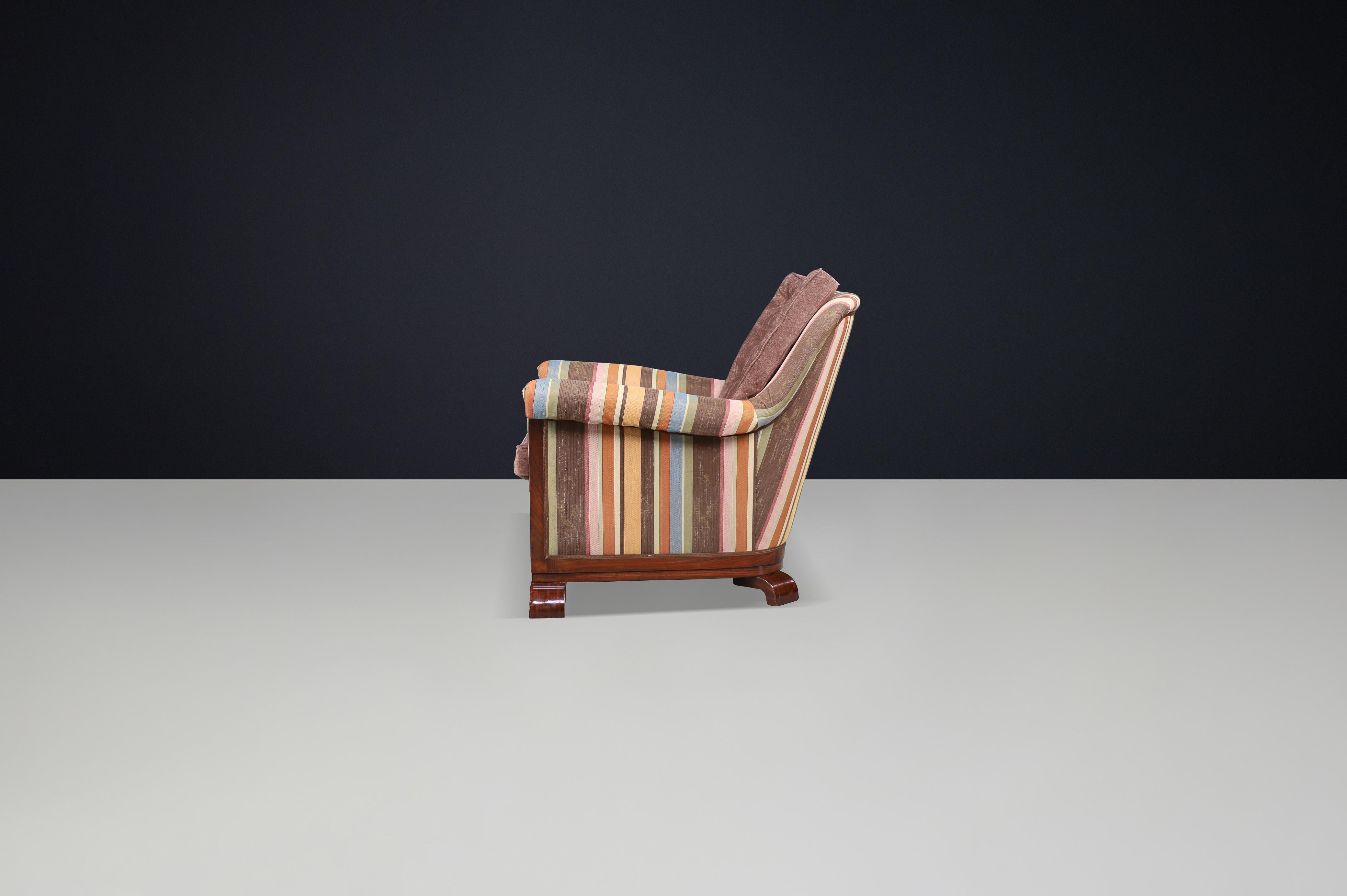 Grand fauteuil Art déco en tissu retapissé et en noyer, Prague, années 1930 en vente 2