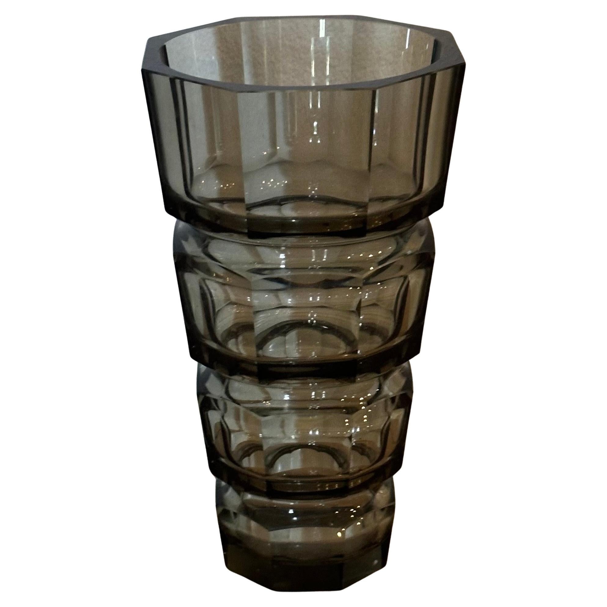 Große Vase aus facettiertem Art Deco Glas im Stil von Josef Hoffmann