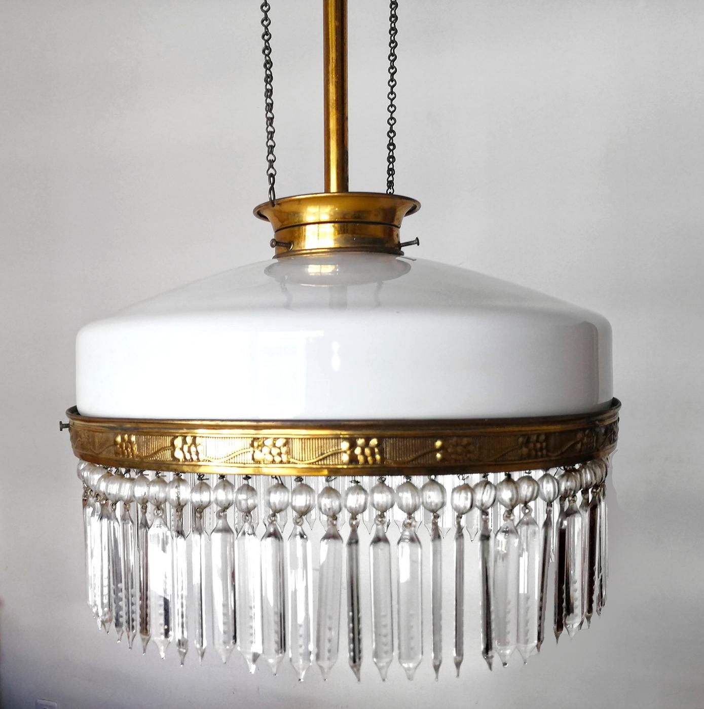 Grand lustre Art Déco Art Nouveau en laiton doré et verre opalin et cristal en vente 2