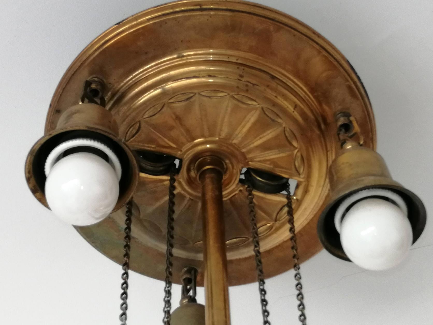 Grand lustre Art Déco Art Nouveau en laiton doré et verre opalin et cristal en vente 3
