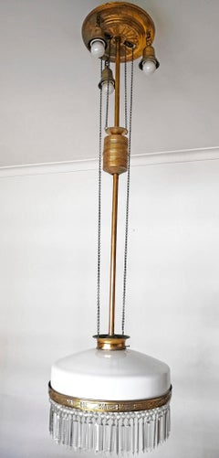 Gran araña Art Nouveau Art Decó de latón dorado y cristal opalino