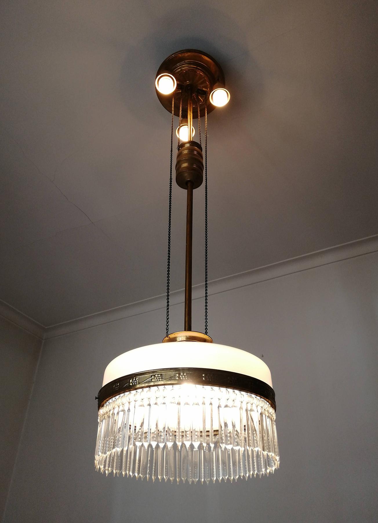 Poli Grand lustre Art Déco Art Nouveau en laiton doré et verre opalin et cristal en vente