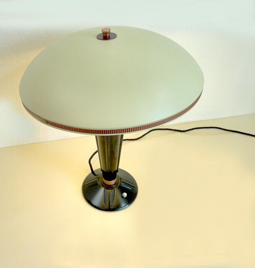 Large Art Deco Bakelite Table Lamp by Eileen Gray for Jumo, France In Good Condition In Devon, England