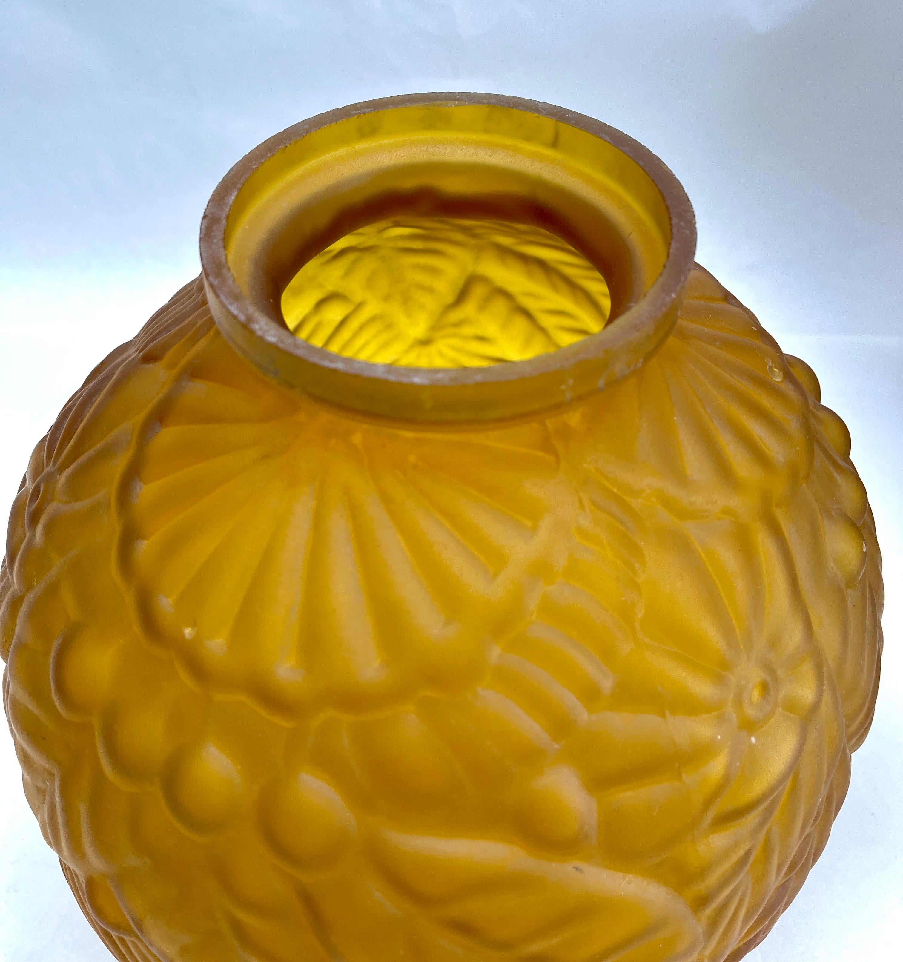 Large Art Deco Ball Vase in Gold-Coloured Frosted Opaline Glass Stylized Relief For Sale 1