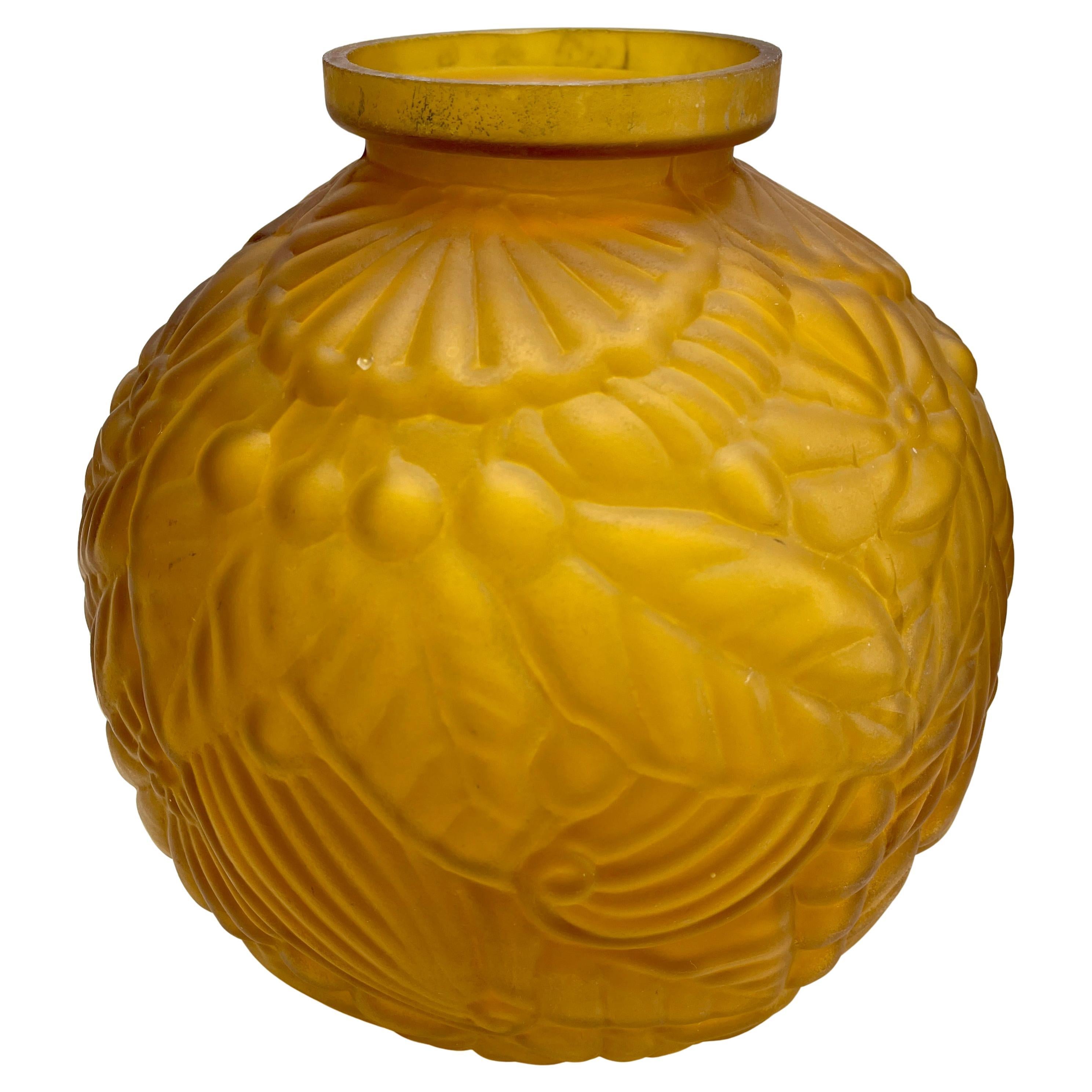 Große Art-Déco-Kugelvase aus goldfarbenem, mattiertem Opalglas, stilisiertem Relief im Angebot