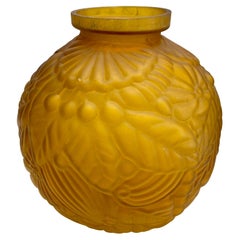 Grand vase à boules Art Déco en verre opalin dépoli et doré en relief stylisé