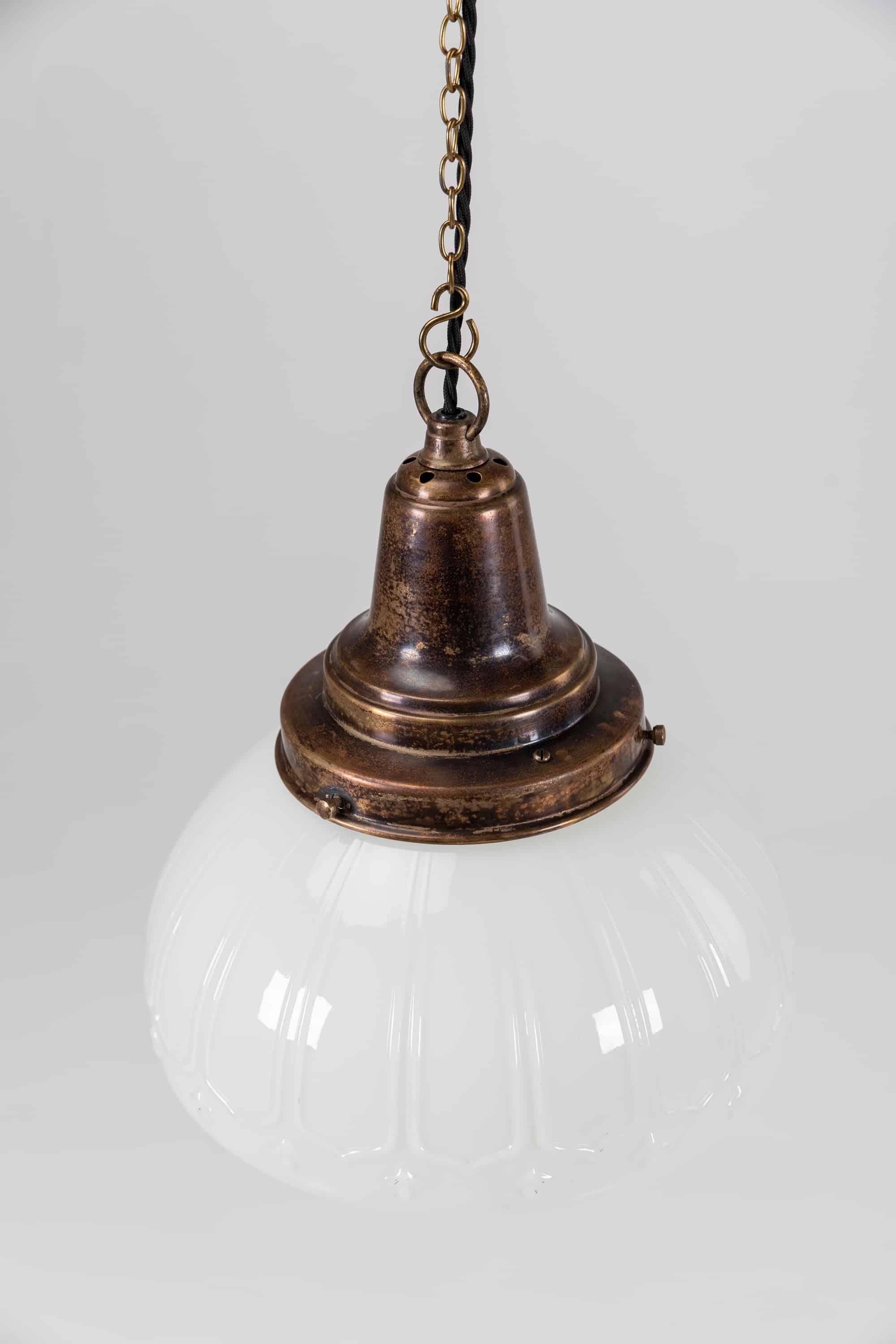 Anglais Grande lampe à suspension Art Déco Benjamin 'Bencolite' en verre opalin, vers 1930 en vente