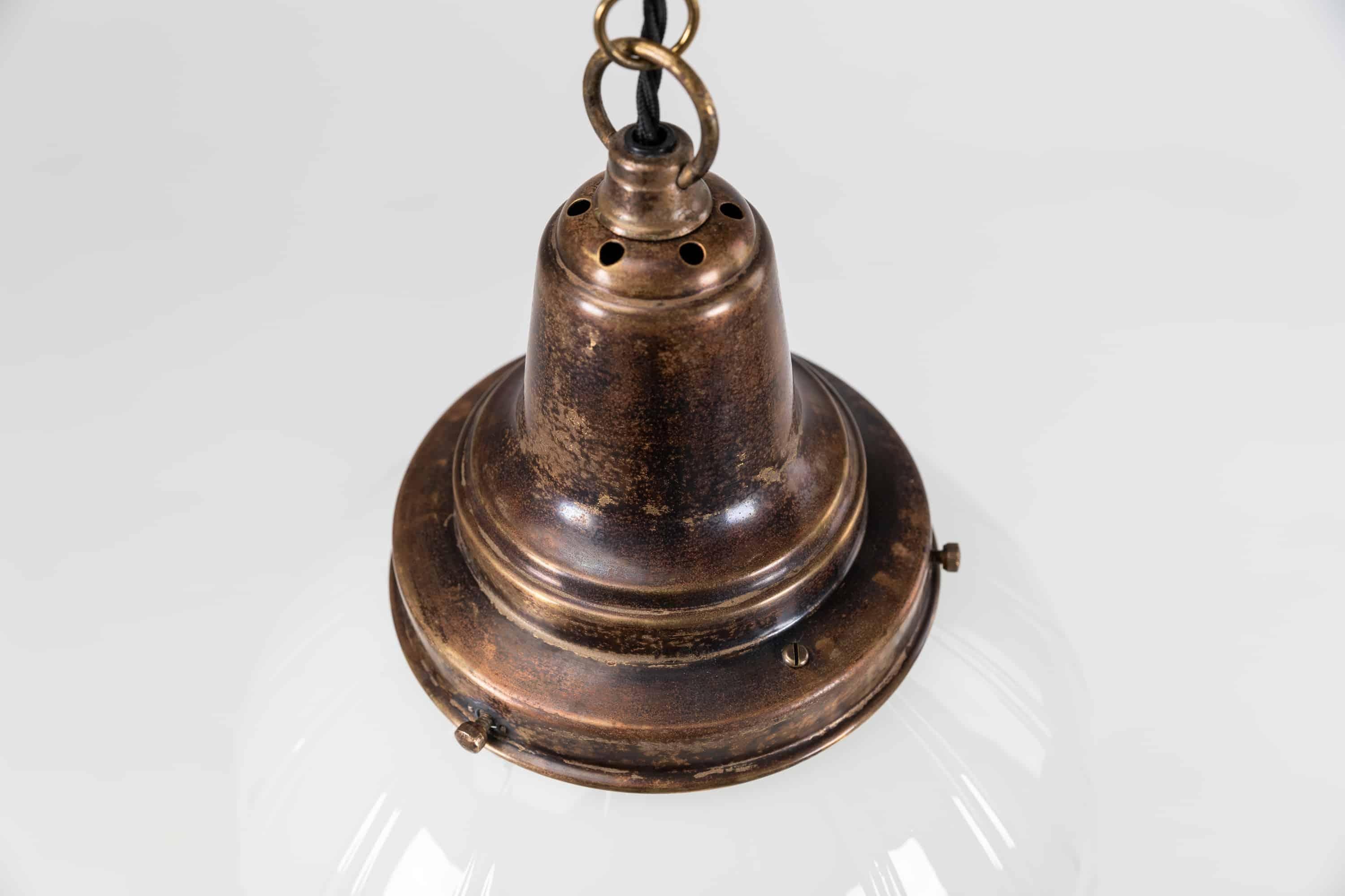 Pressé Grande lampe à suspension Art Déco Benjamin 'Bencolite' en verre opalin, vers 1930 en vente