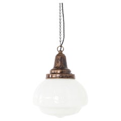 Grande lampada a sospensione in vetro opalino Art Déco Benjamin 'Bencolite', 1930 ca.