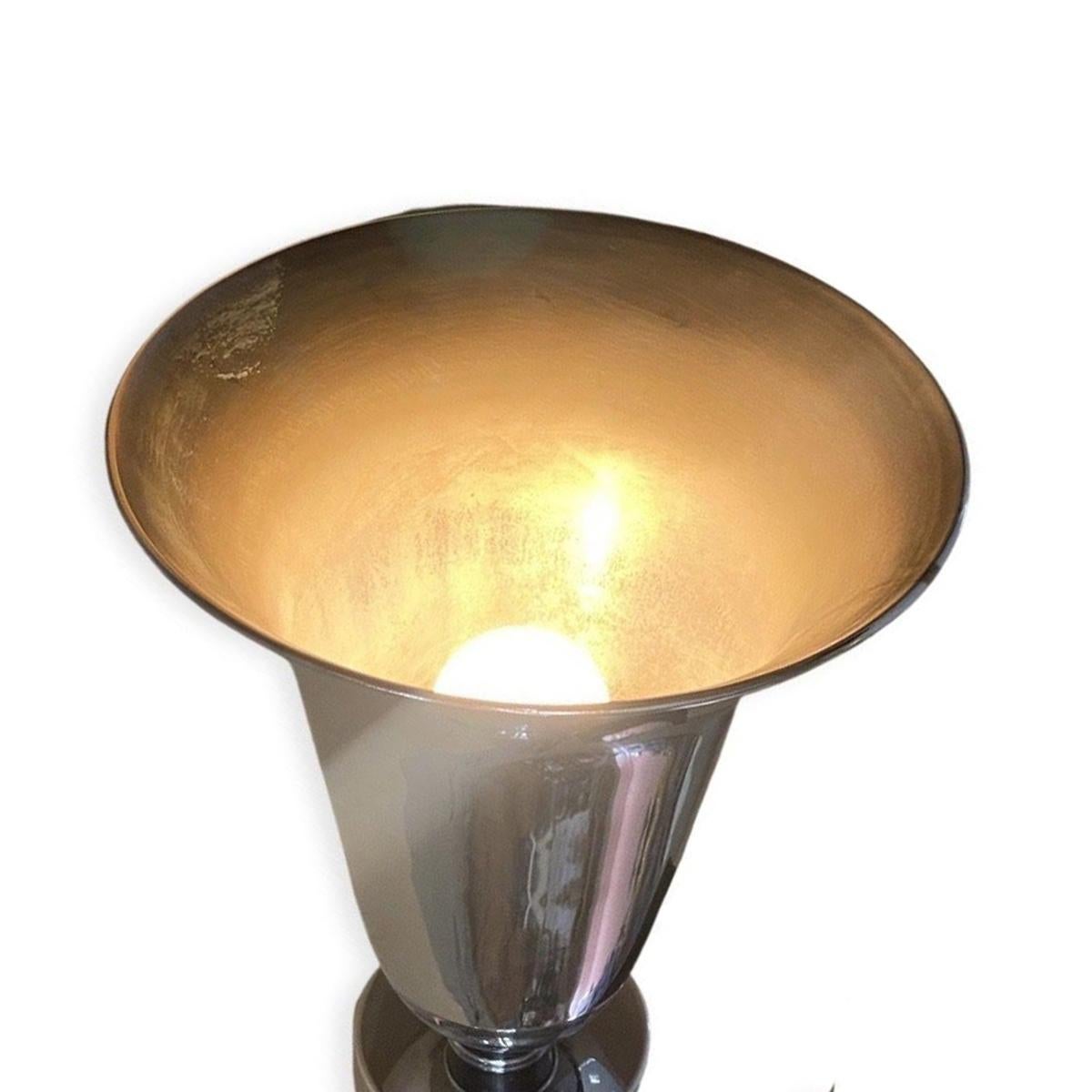 Grande applique Art Déco en émail noir avec détails en lucite chromée Horn Bon état - En vente à Van Nuys, CA