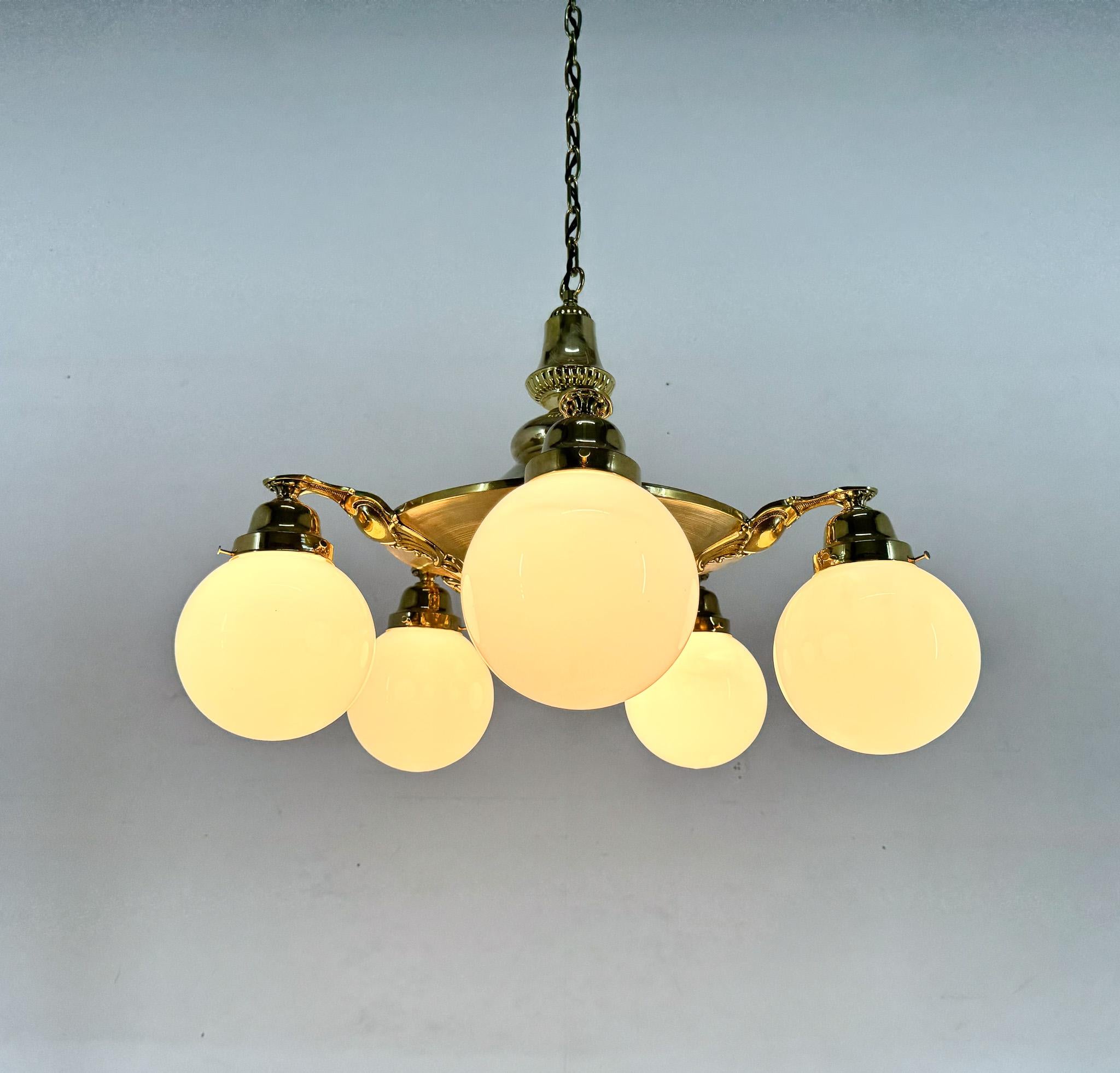 Großer Art-Déco-Kronleuchter mit Messingbändern, restauriert im Angebot 4