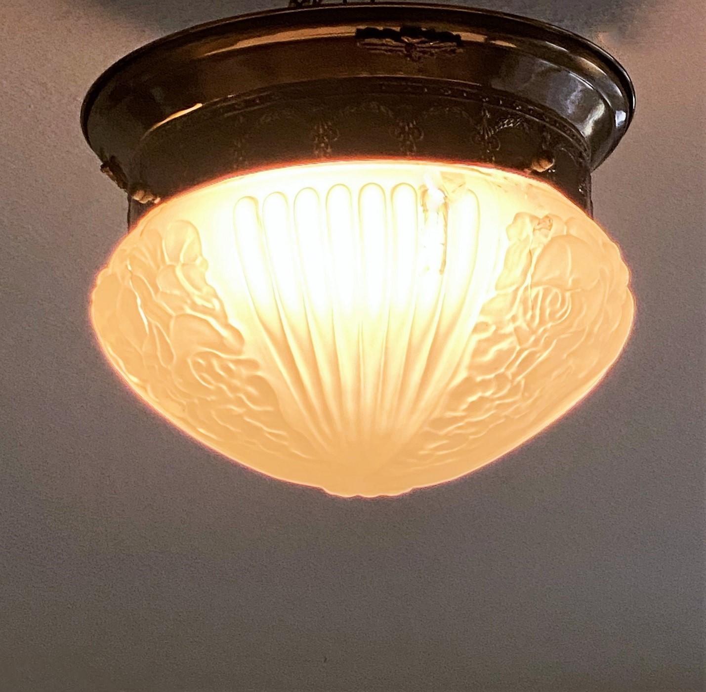 20ième siècle Grande lampe encastrée à deux lumières Art Déco en laiton et verre dépoli en haut-relief en vente