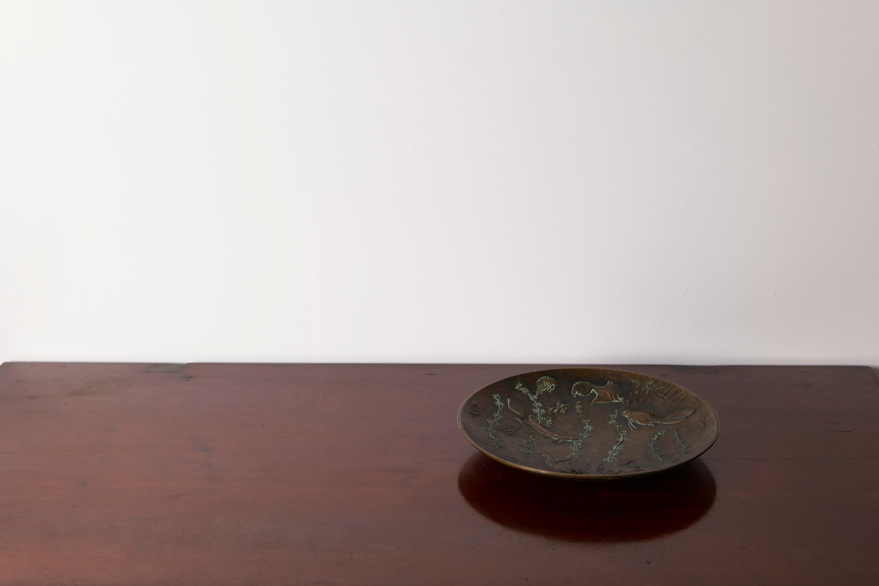 Large Art Deco Bronze Bowl by Gunnar Nylund for Äkta Brons – Sweden, 1940s

This exceptional large bronze bowl, designed by Gunnar Nylund for Äkta Brons in the 1940s, is a rare example of Swedish Art Deco metalwork at its finest. Cast in solid