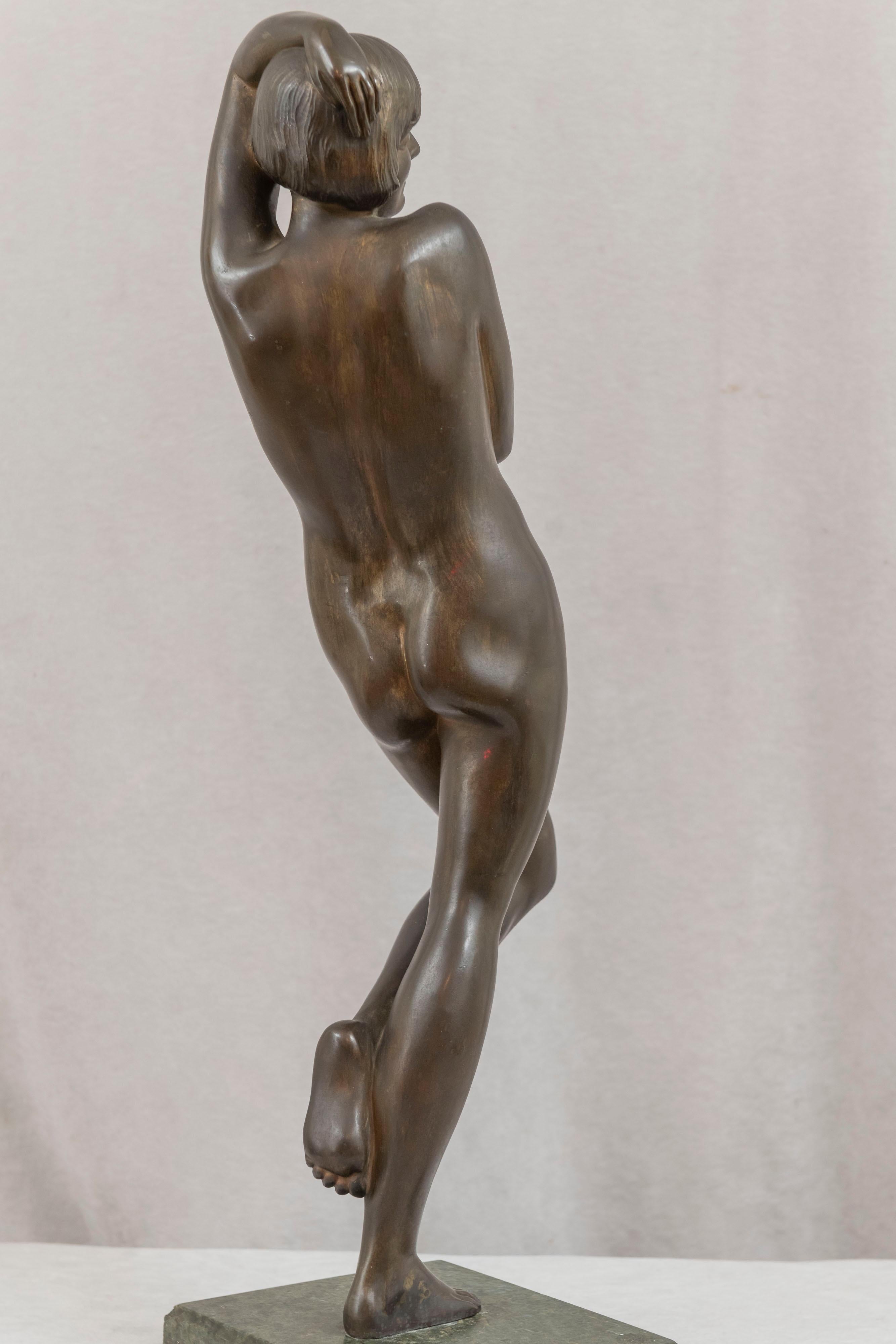 Grande figurine Art Déco en bronze d'une femme nue sur socle en marbre, vers 1920 en vente 2