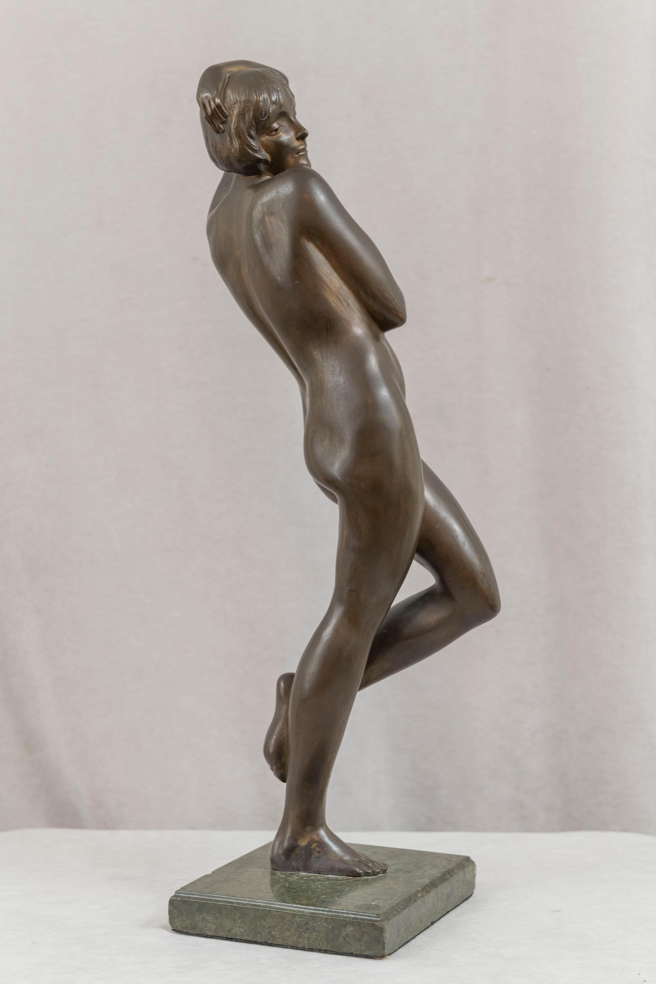 Grande figurine Art Déco en bronze d'une femme nue sur socle en marbre, vers 1920 en vente 4
