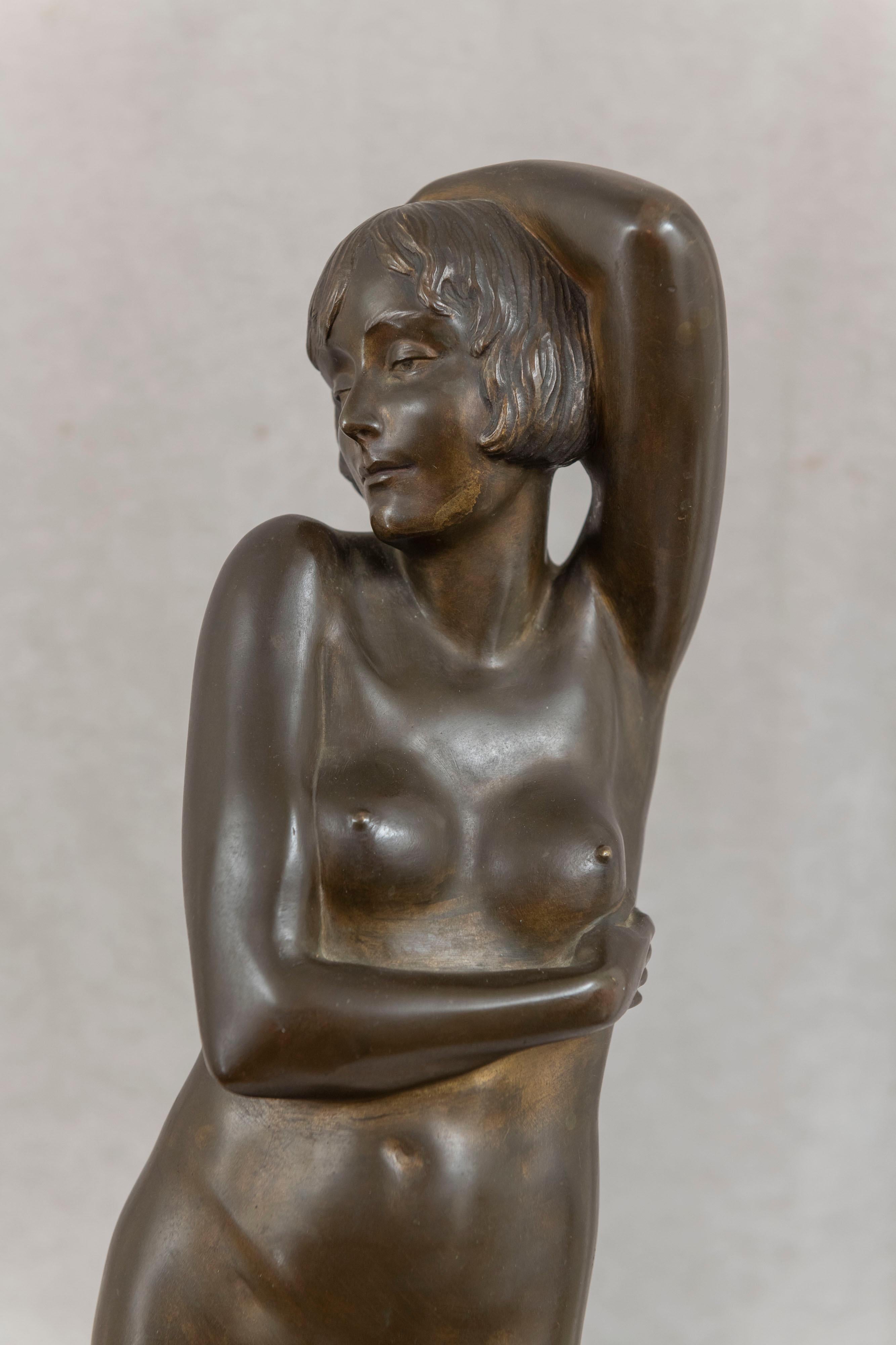 Große Art-Déco-Bronzefigur einer nackten Frau auf Marmorsockel, ca. 1920 (Patiniert) im Angebot