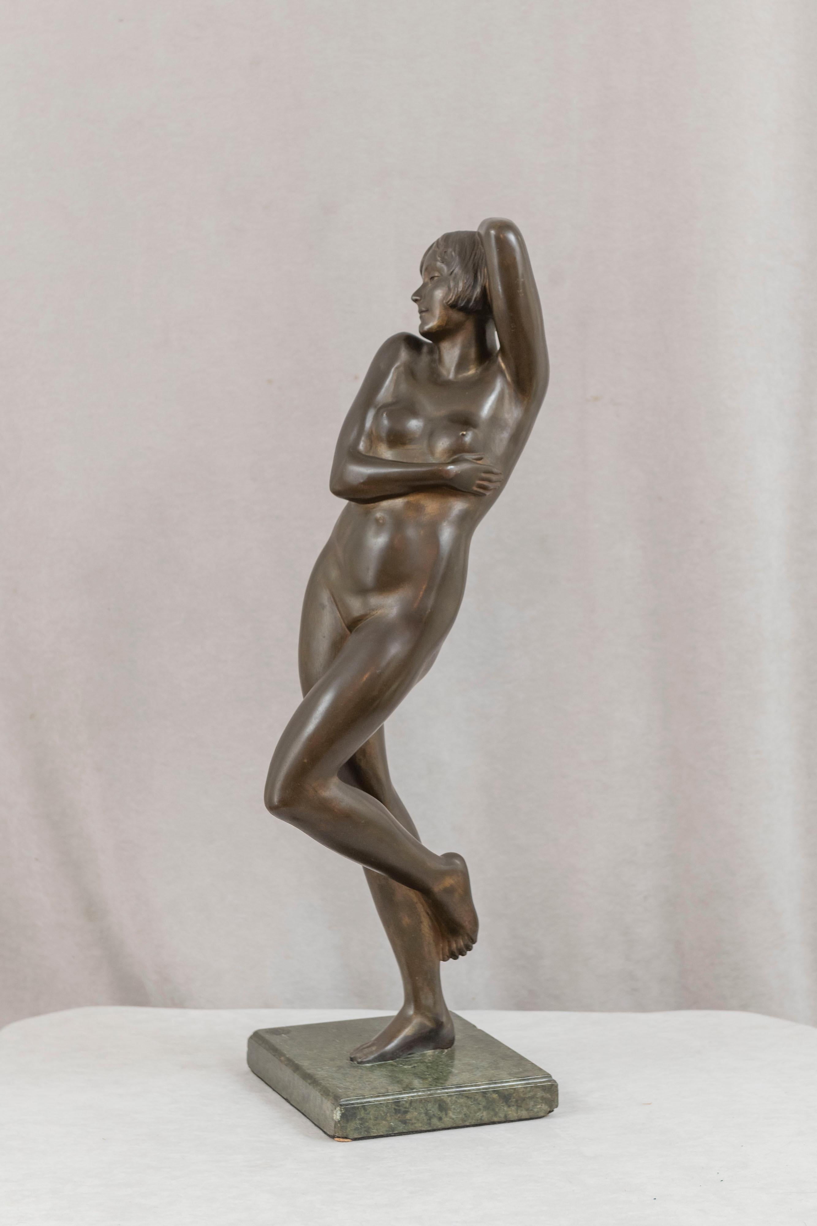 Große Art-Déco-Bronzefigur einer nackten Frau auf Marmorsockel, ca. 1920 im Zustand „Gut“ im Angebot in Petaluma, CA
