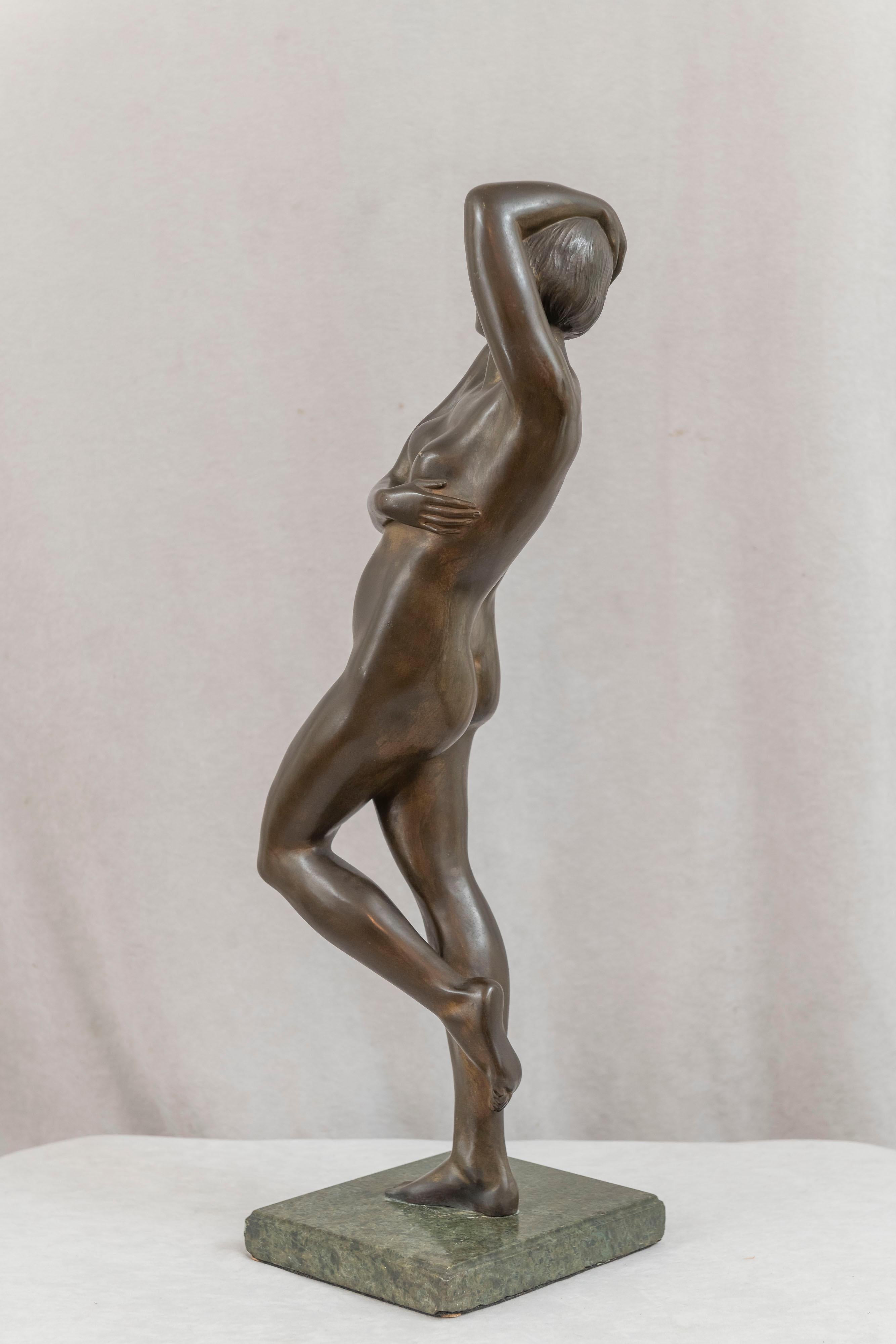 Große Art-Déco-Bronzefigur einer nackten Frau auf Marmorsockel, ca. 1920 (Frühes 20. Jahrhundert) im Angebot