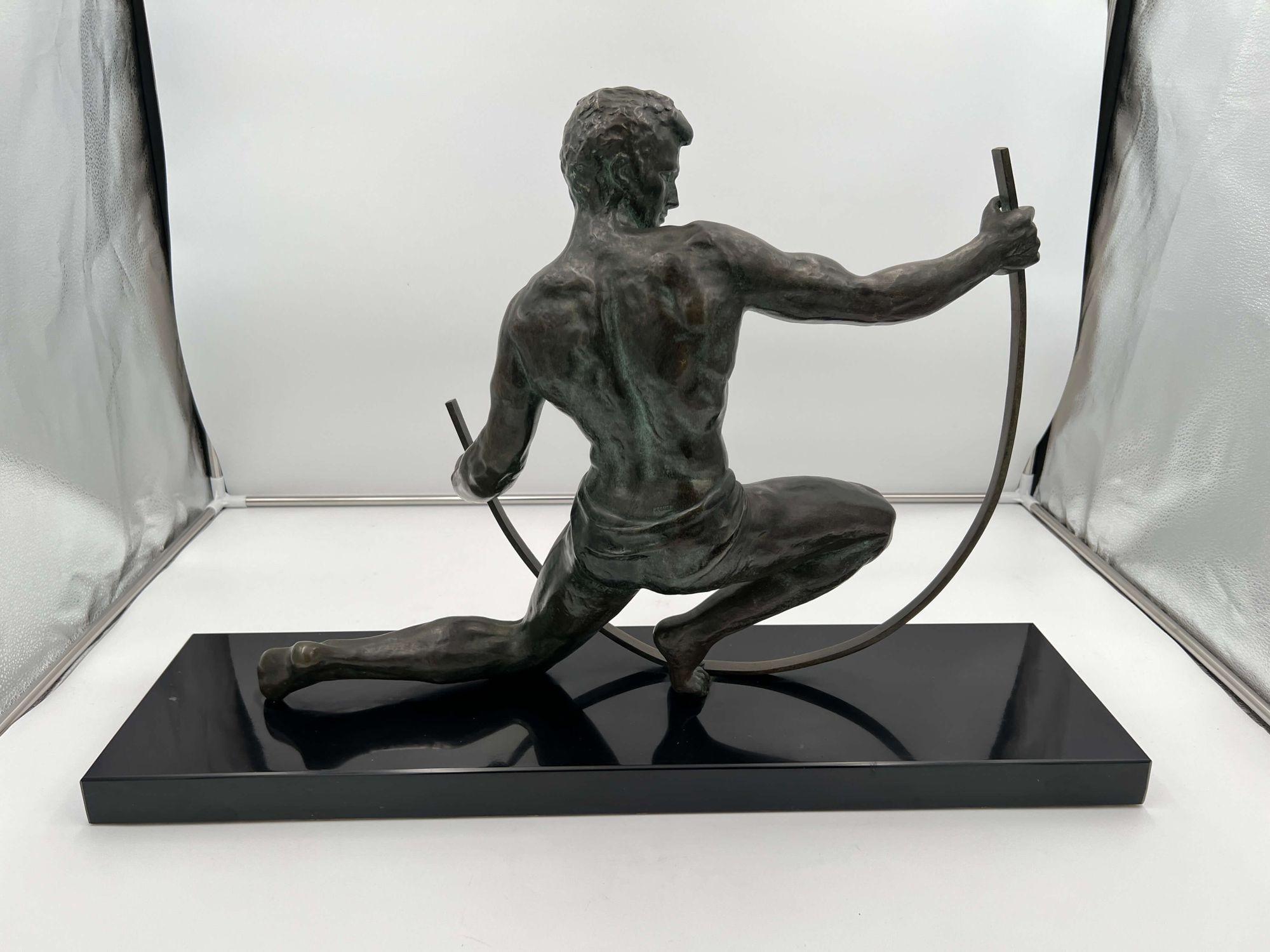 Wunderschöne große Art Deco Bronzeskulptur, die einen Muscar-Mann darstellt, der einen Eisenstab biegt, von J. de Roncourt aus Frankreich um 1930.
* Bronze (gestempelt), dunkel patiniert
* Signatur auf dem Sockel: J. de Roncourt (Jean de Roncourt)
*