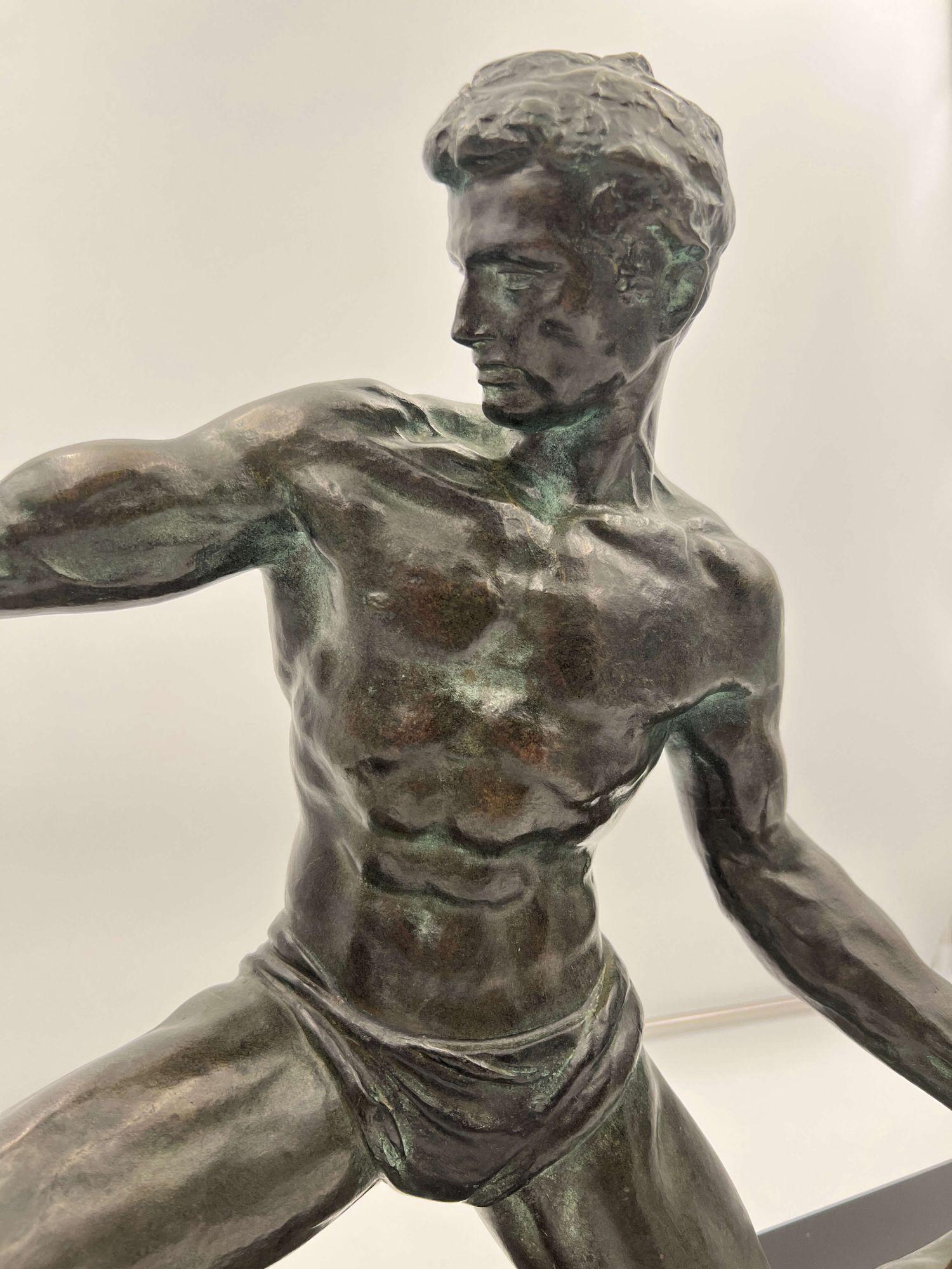 Début du 20ème siècle Grande sculpture en bronze Art Décoender de J. de Roncourt, France, datant d'environ 1930 en vente