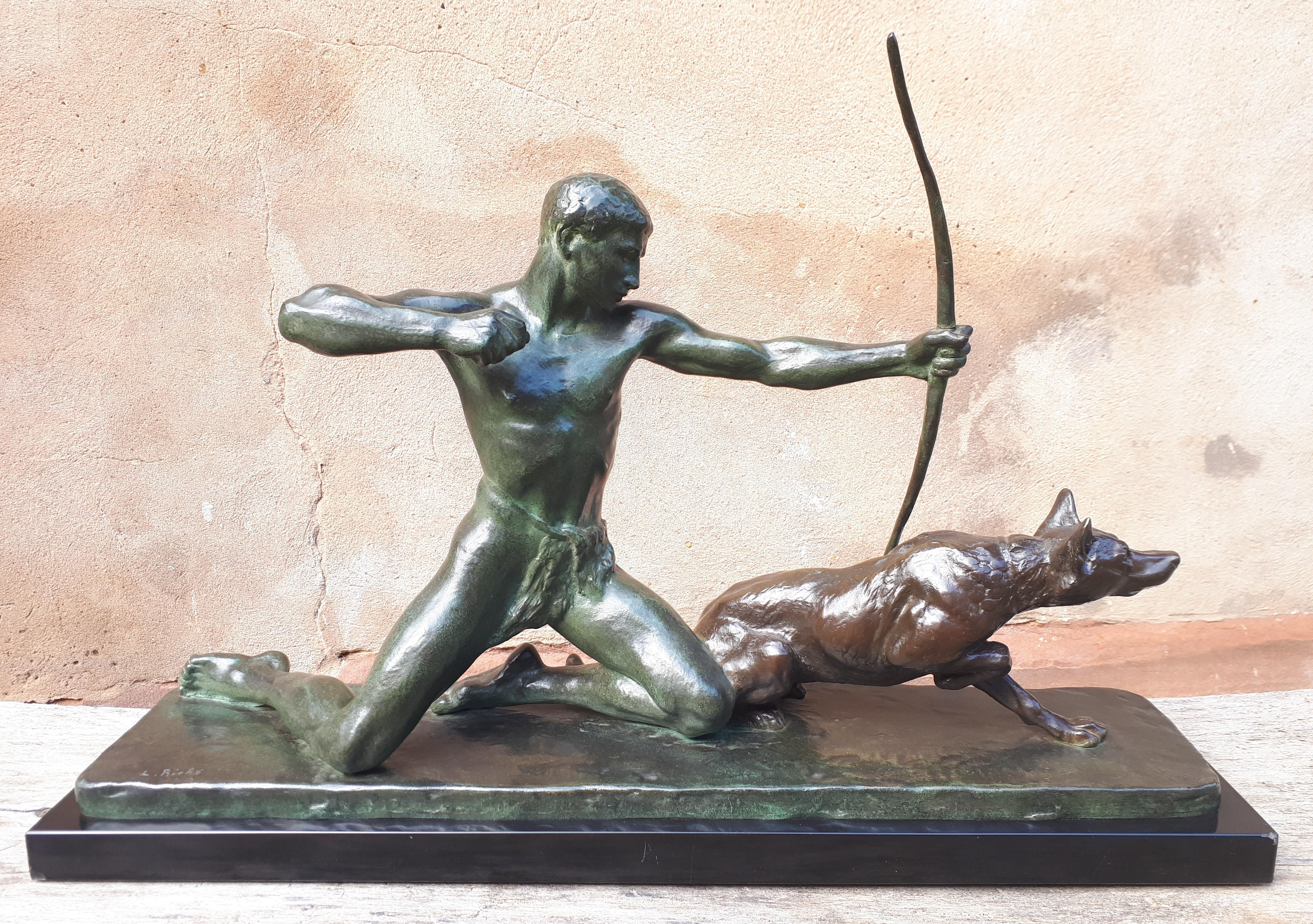 Superbe grand bronze à double patine représentant un chasseur et son chien, sur un socle en marbre noir.
La flèche est partie, le chien n'attend plus qu'elle atteigne sa cible pour la ramener à son maître.
Le marbre présente deux petits éclats dans