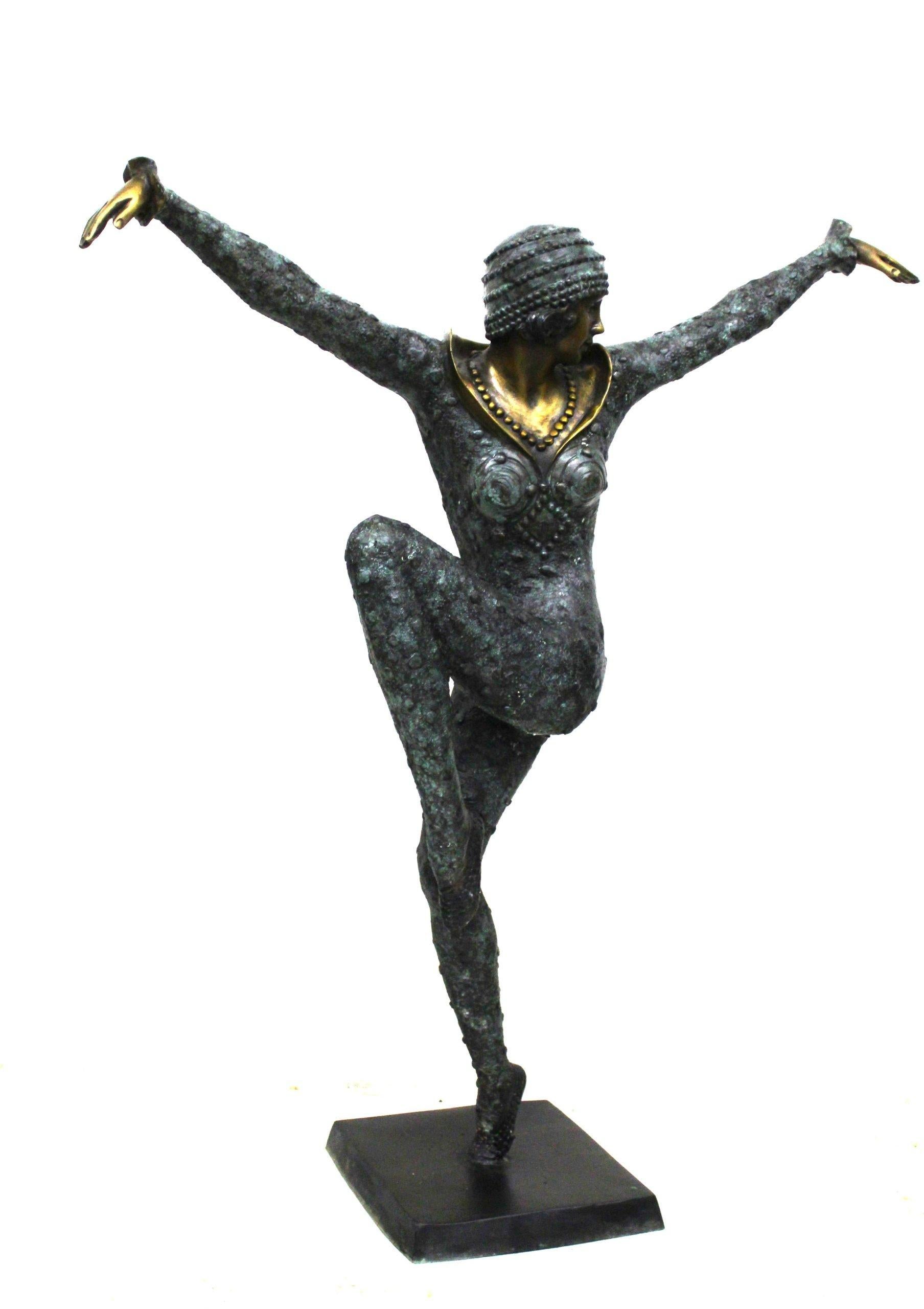 Grande sculpture en bronze Art déco représentant une danseuse. PHOTOS ADDITIONNELLES, INFORMATIONS SUR LE LOT ET DEVIS POUR LES FRAIS D'EXPÉDITION PEUVENT ÊTRE DEMANDÉS EN EN ENVOYANT UN COURRIER ULTERIORI FOTO, INFORMAZIONI SUL LOTTO E PREVENTIVO