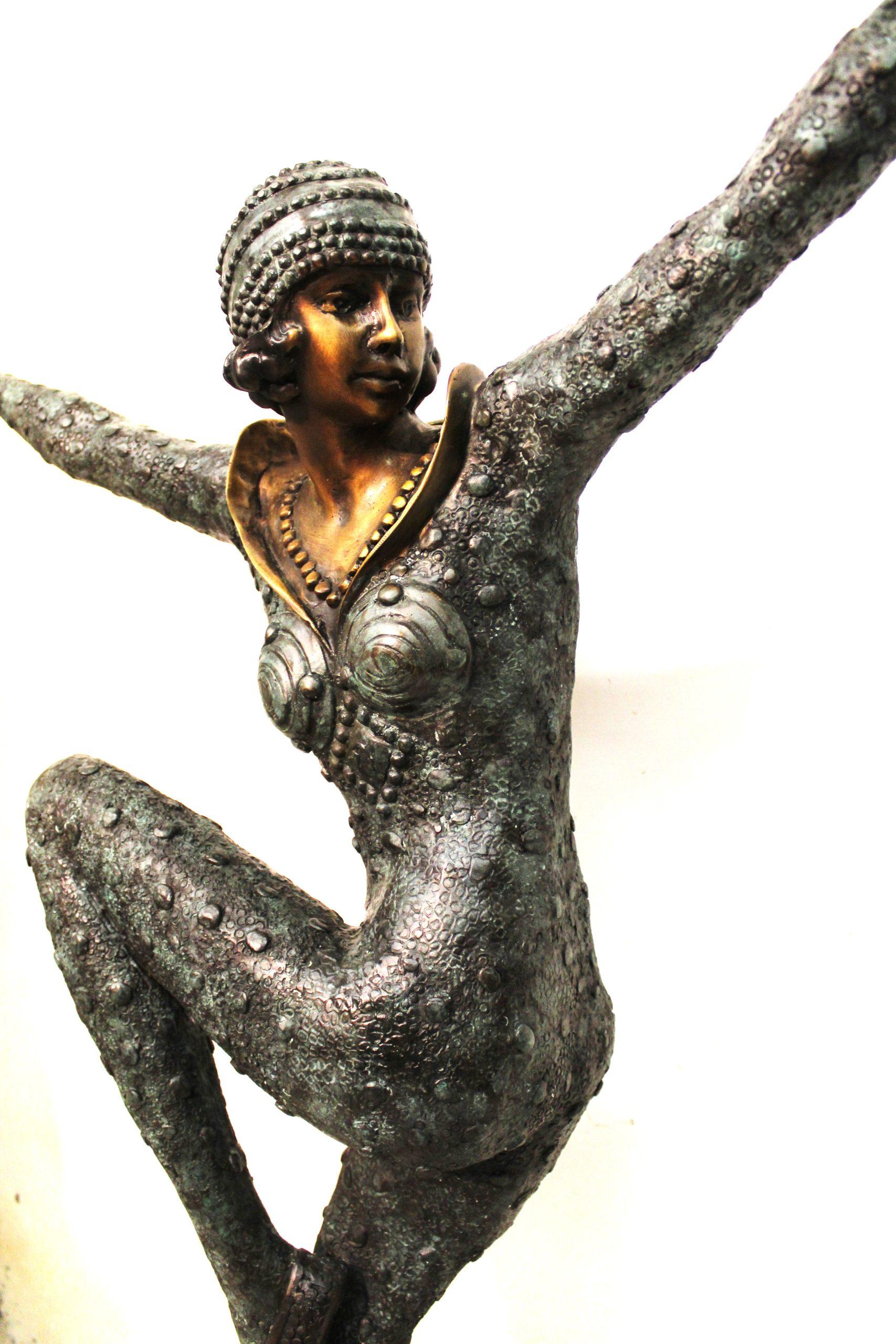 Inconnu Grande sculpture en bronze Art Déco d'une danseuse en vente