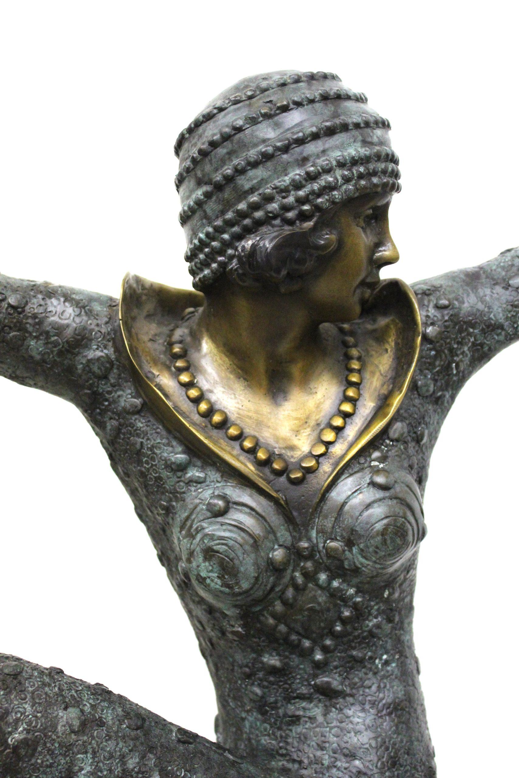 20ième siècle Grande sculpture en bronze Art Déco d'une danseuse en vente