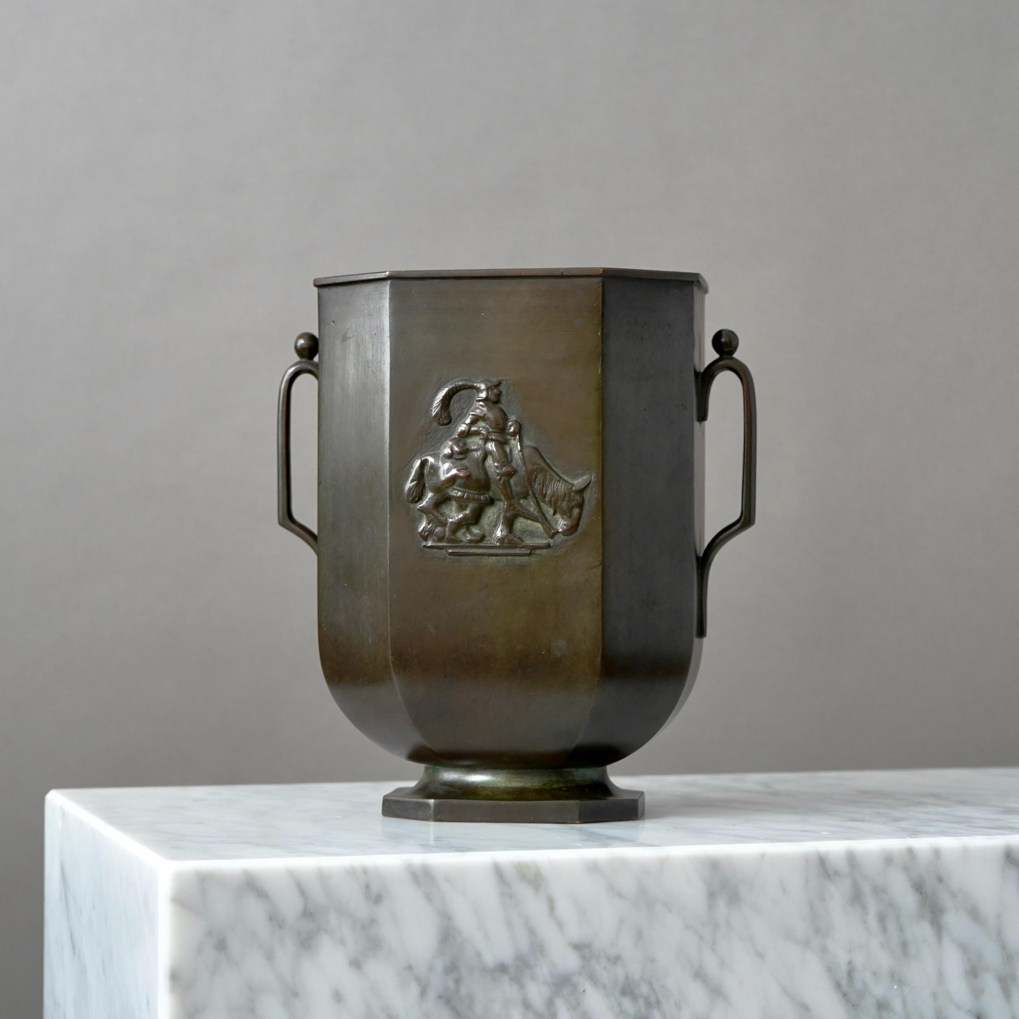 Un grande e bellissimo vaso in bronzo con un'incredibile patina. 
Realizzata da GAB Guldsmedsaktiebolaget, Svezia, anni '30.  

Ottime condizioni, con solo qualche leggero graffio.
Timbro 