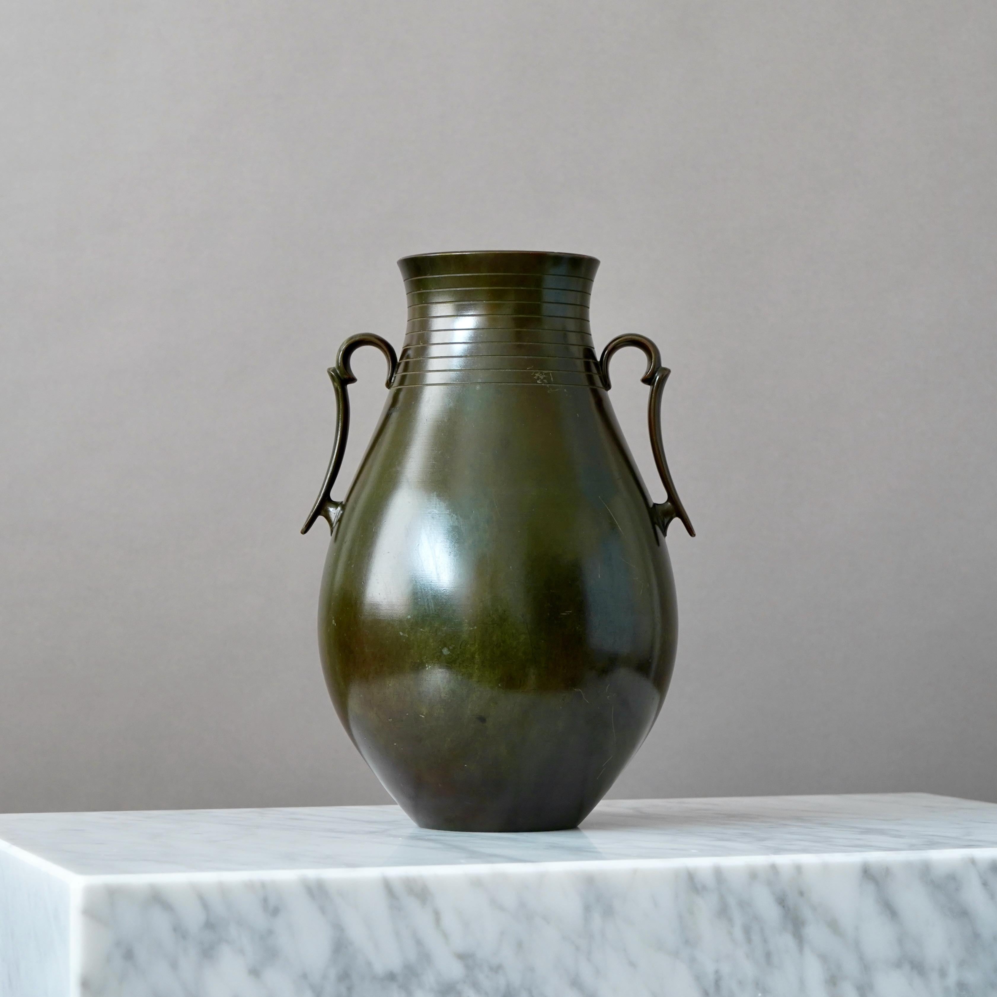 Un grande e bellissimo vaso in bronzo con un'incredibile patina. 
Realizzata da GAB Guldsmedsaktiebolaget, Svezia, anni '30.  

In ottime condizioni, ma con una grande iscrizione (nella foto).  
Timbro 