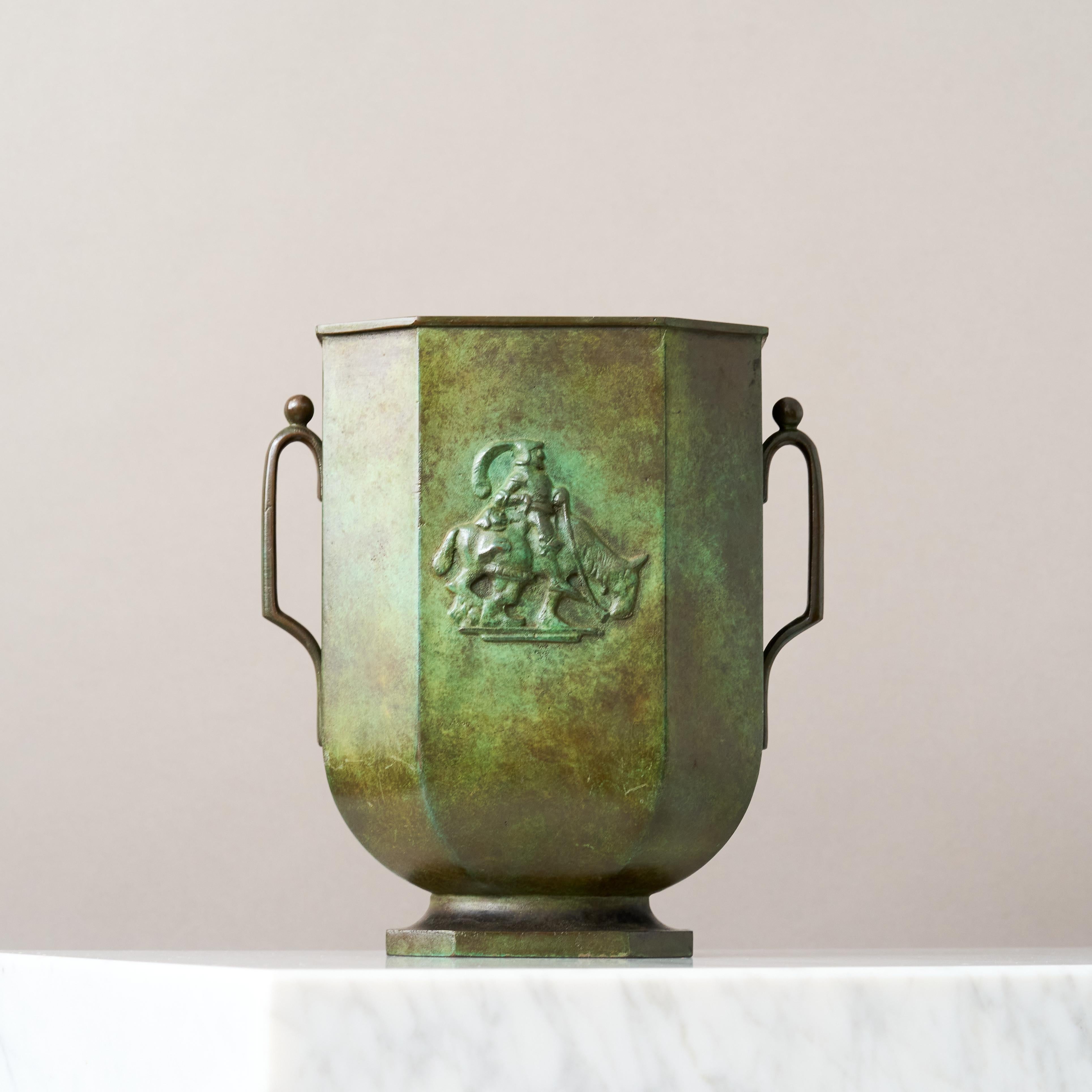 Un grande e bellissimo vaso in bronzo con un'incredibile patina. 
Realizzata da GAB Guldsmedsaktiebolaget, Svezia, anni '30.  

Ottime condizioni, con solo qualche leggero graffio.
Timbro 
