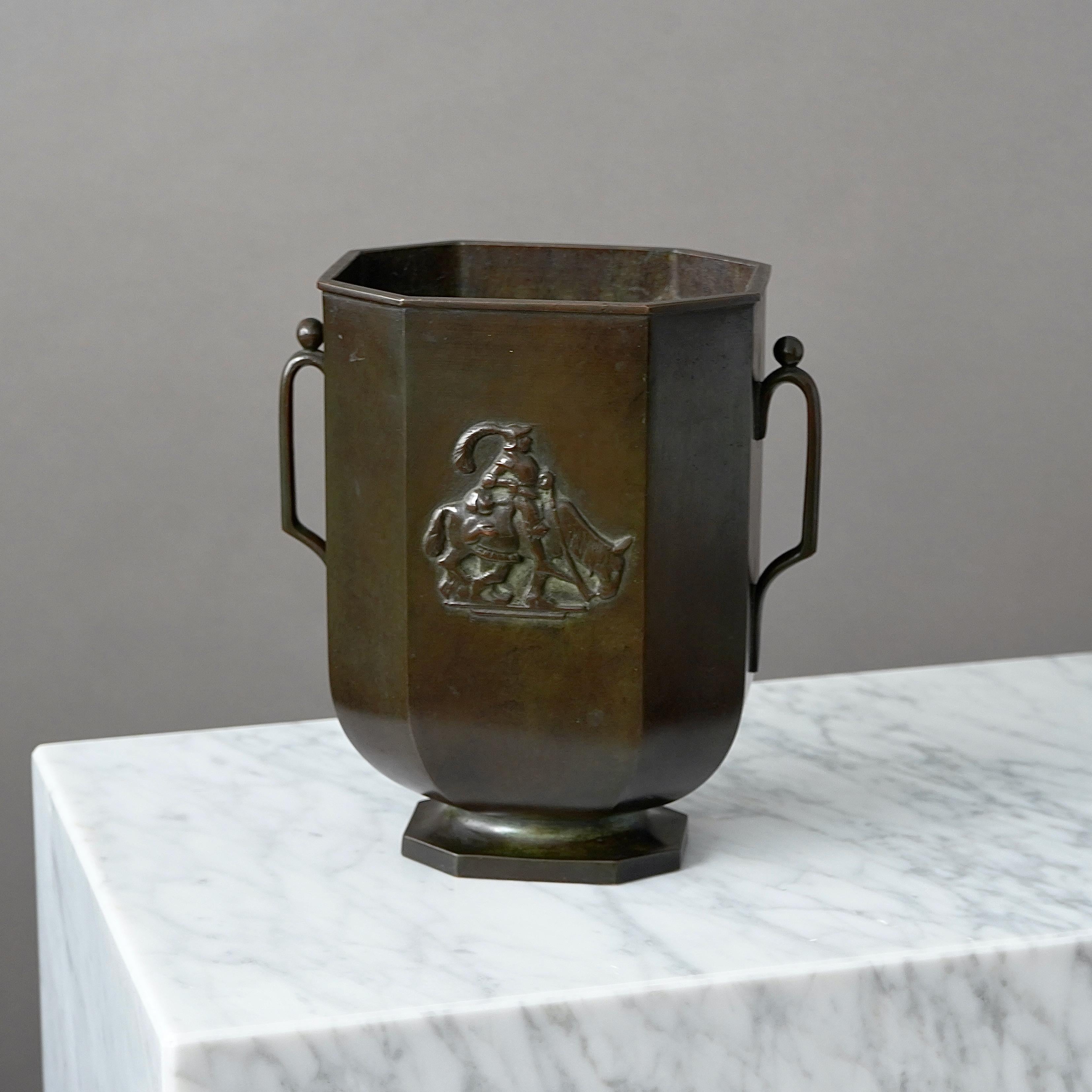 Art Déco Grande vaso in bronzo Art Deco di GAB Guldsmedsaktiebolaget, Svezia, anni '30 in vendita