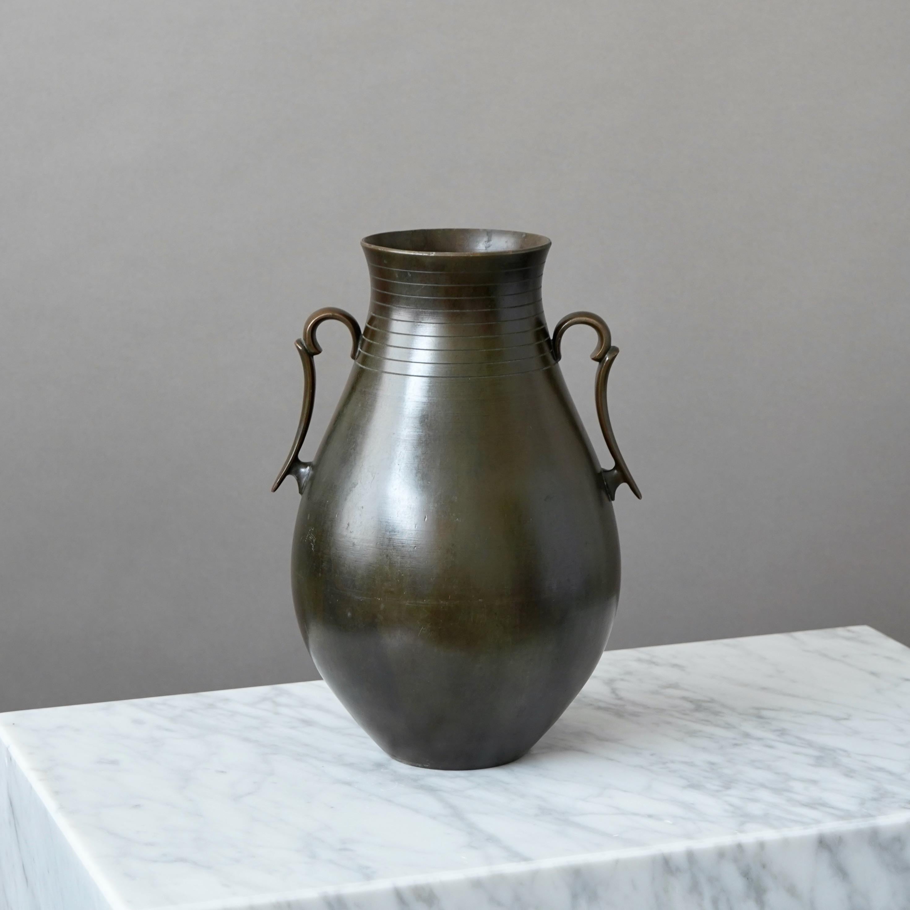 Art Déco Grande vaso in bronzo Art Deco di GAB Guldsmedsaktiebolaget, Svezia, anni '30 in vendita
