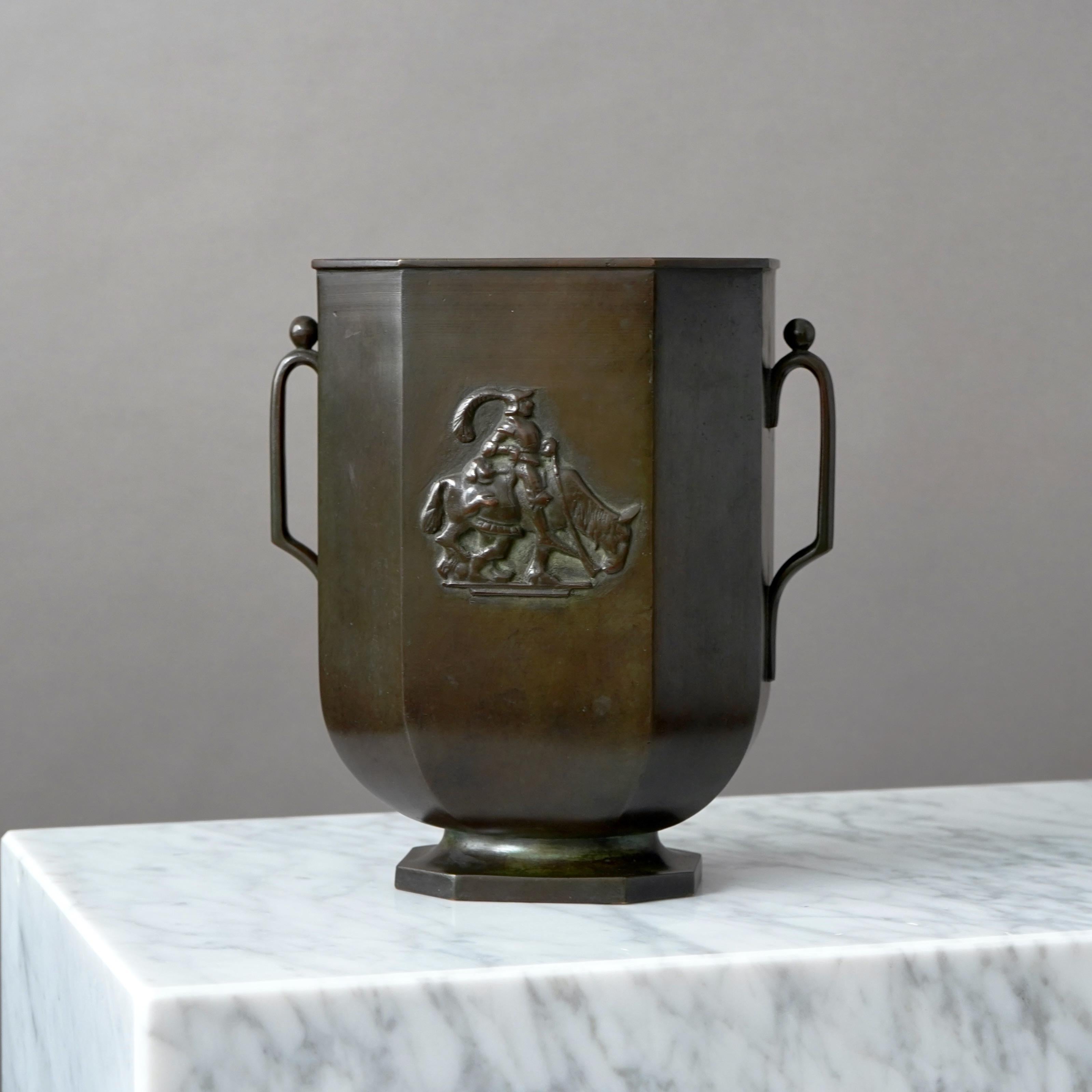 Svedese Grande vaso in bronzo Art Deco di GAB Guldsmedsaktiebolaget, Svezia, anni '30 in vendita