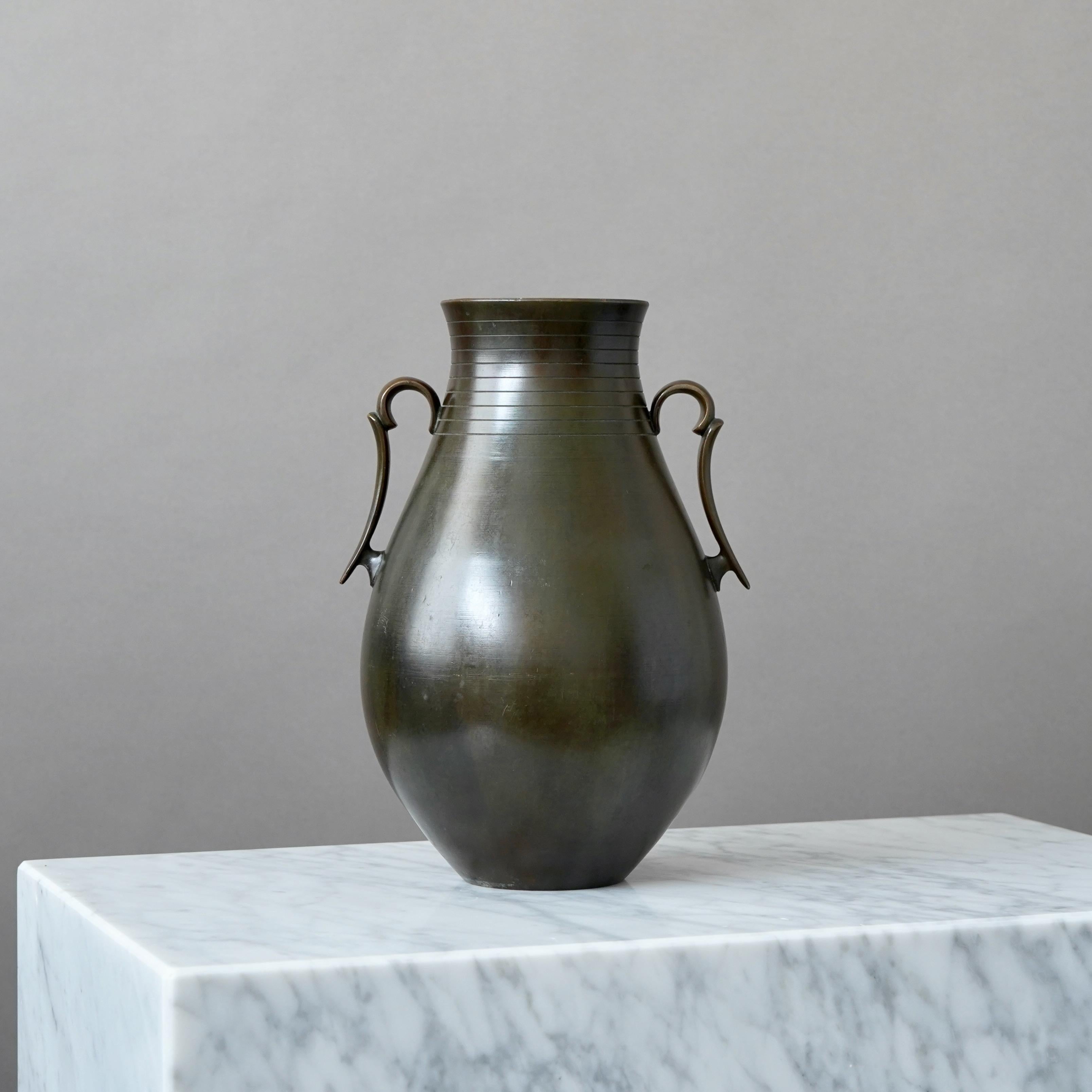Svedese Grande vaso in bronzo Art Deco di GAB Guldsmedsaktiebolaget, Svezia, anni '30 in vendita