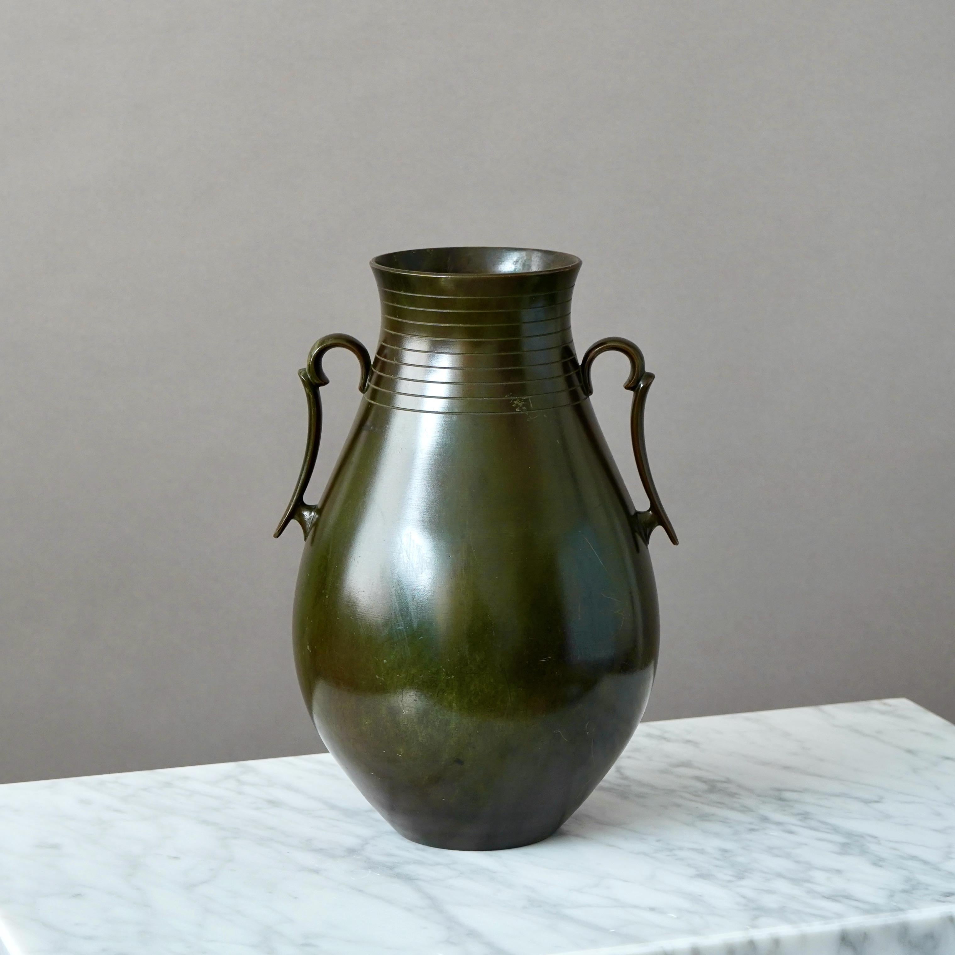 Svedese Grande vaso in bronzo Art Deco di GAB Guldsmedsaktiebolaget, Svezia, anni '30 in vendita