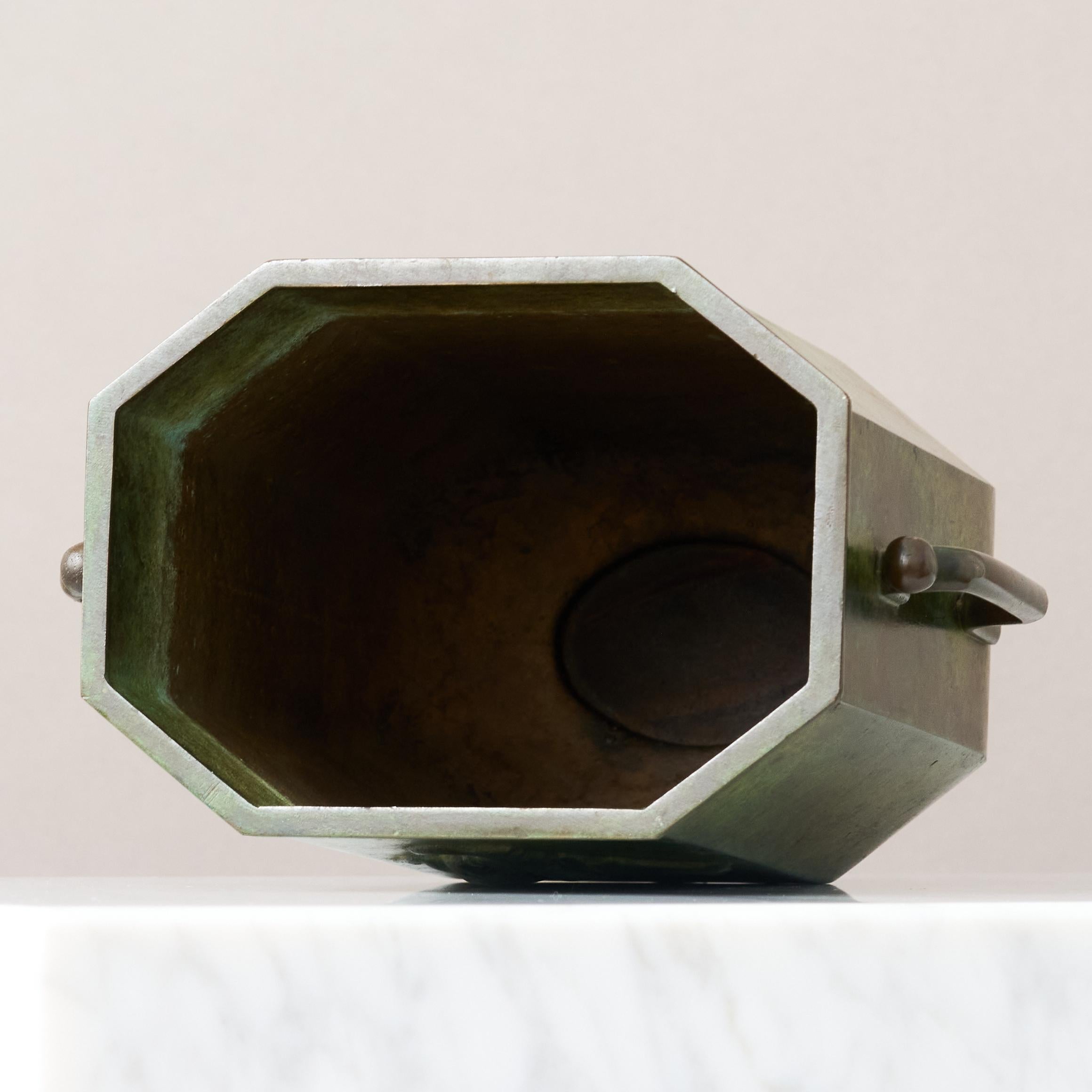 Svedese Grande vaso in bronzo Art Deco di GAB Guldsmedsaktiebolaget, Svezia, anni '30 in vendita