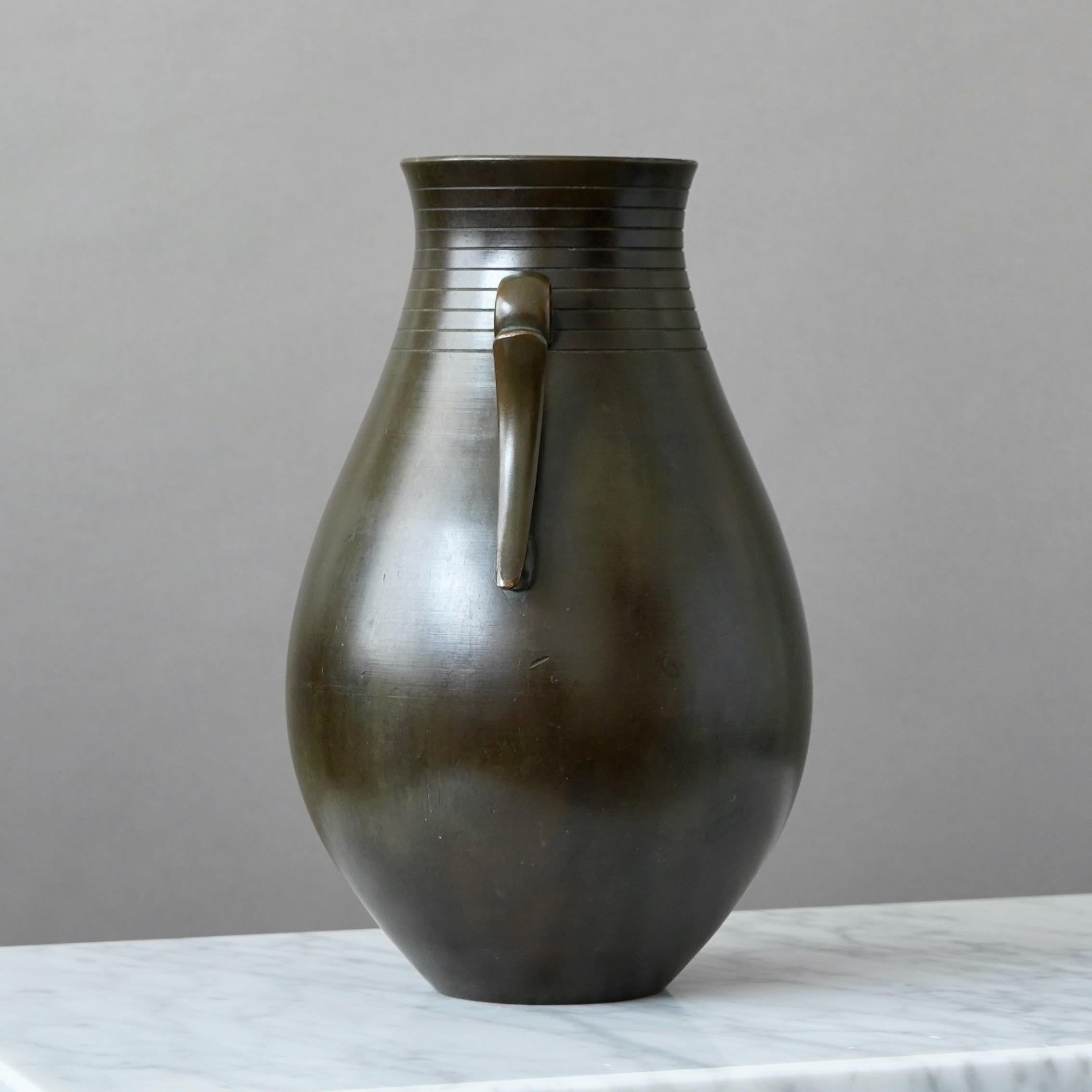 Calco Grande vaso in bronzo Art Deco di GAB Guldsmedsaktiebolaget, Svezia, anni '30 in vendita