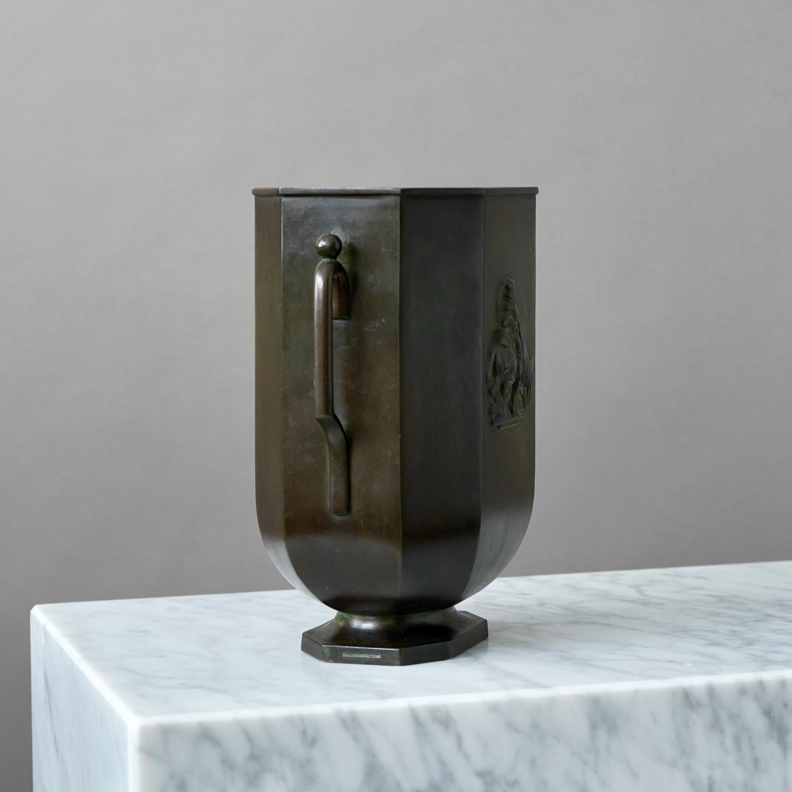 Grande vaso in bronzo Art Deco di GAB Guldsmedsaktiebolaget, Svezia, anni '30 In condizioni buone in vendita a Malmö, SE