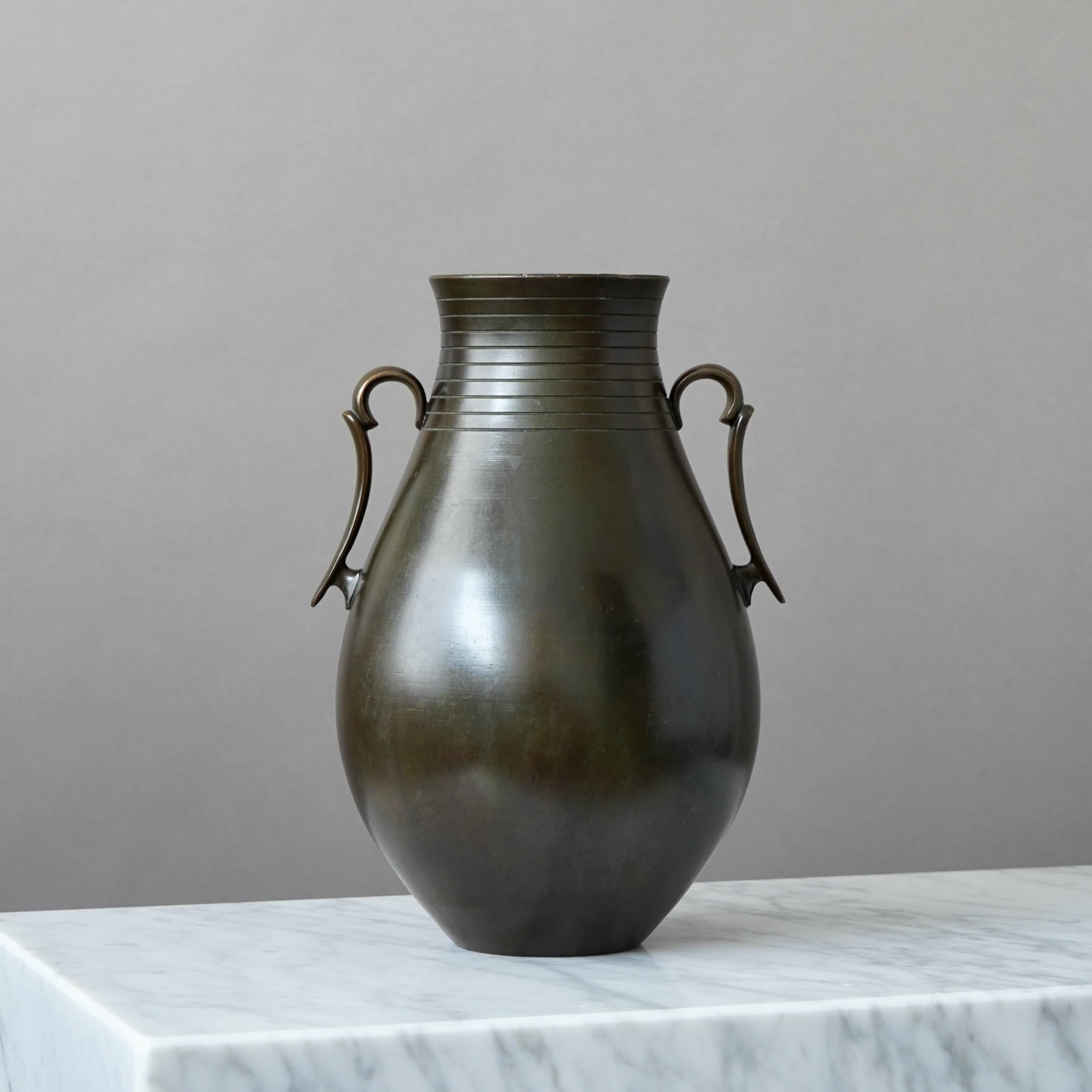 Grande vaso in bronzo Art Deco di GAB Guldsmedsaktiebolaget, Svezia, anni '30 In condizioni discrete in vendita a Malmö, SE