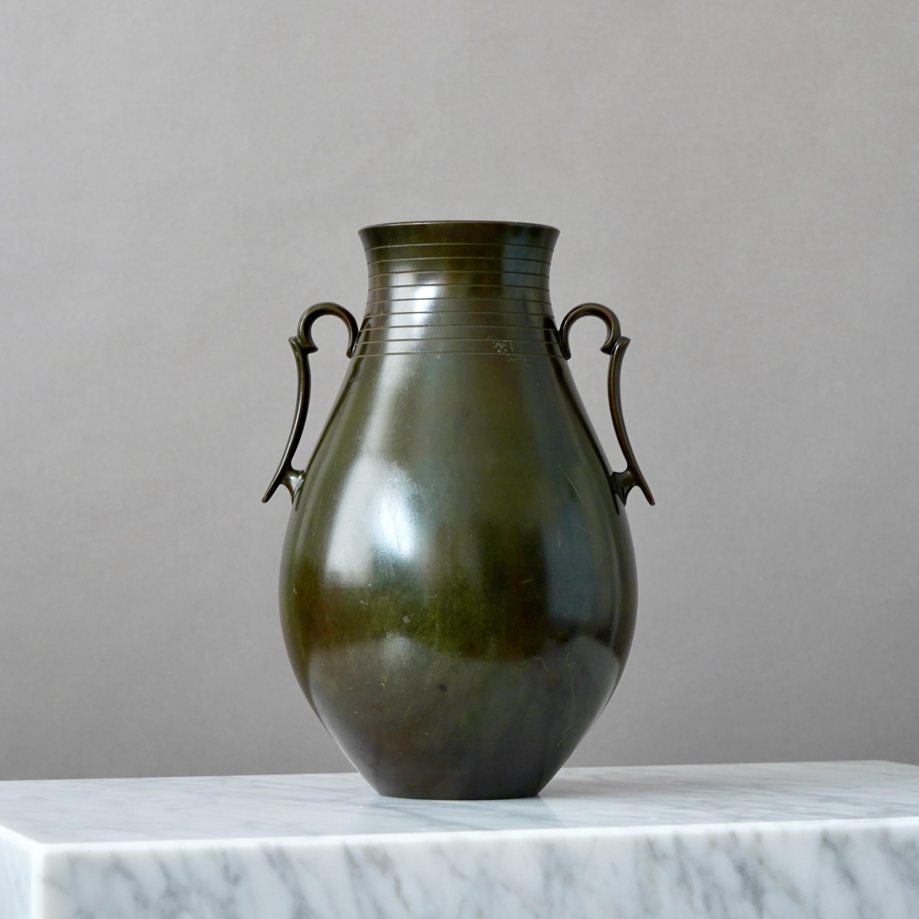 Grande vaso in bronzo Art Deco di GAB Guldsmedsaktiebolaget, Svezia, anni '30 In condizioni buone in vendita a Malmö, SE