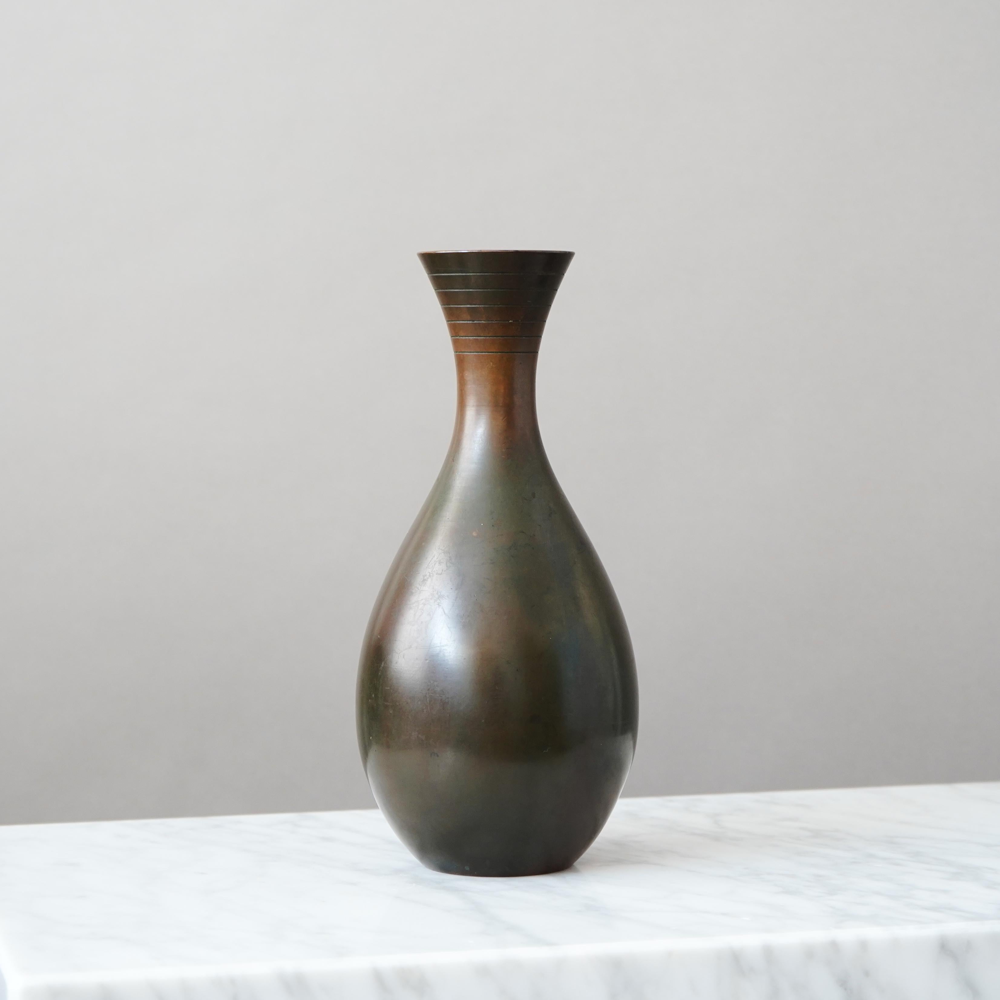 Large Art Deco Bronze Vase by GAB Guldsmedsaktiebolaget, Sweden, 1930s In condizioni buone in vendita a Malmö, SE