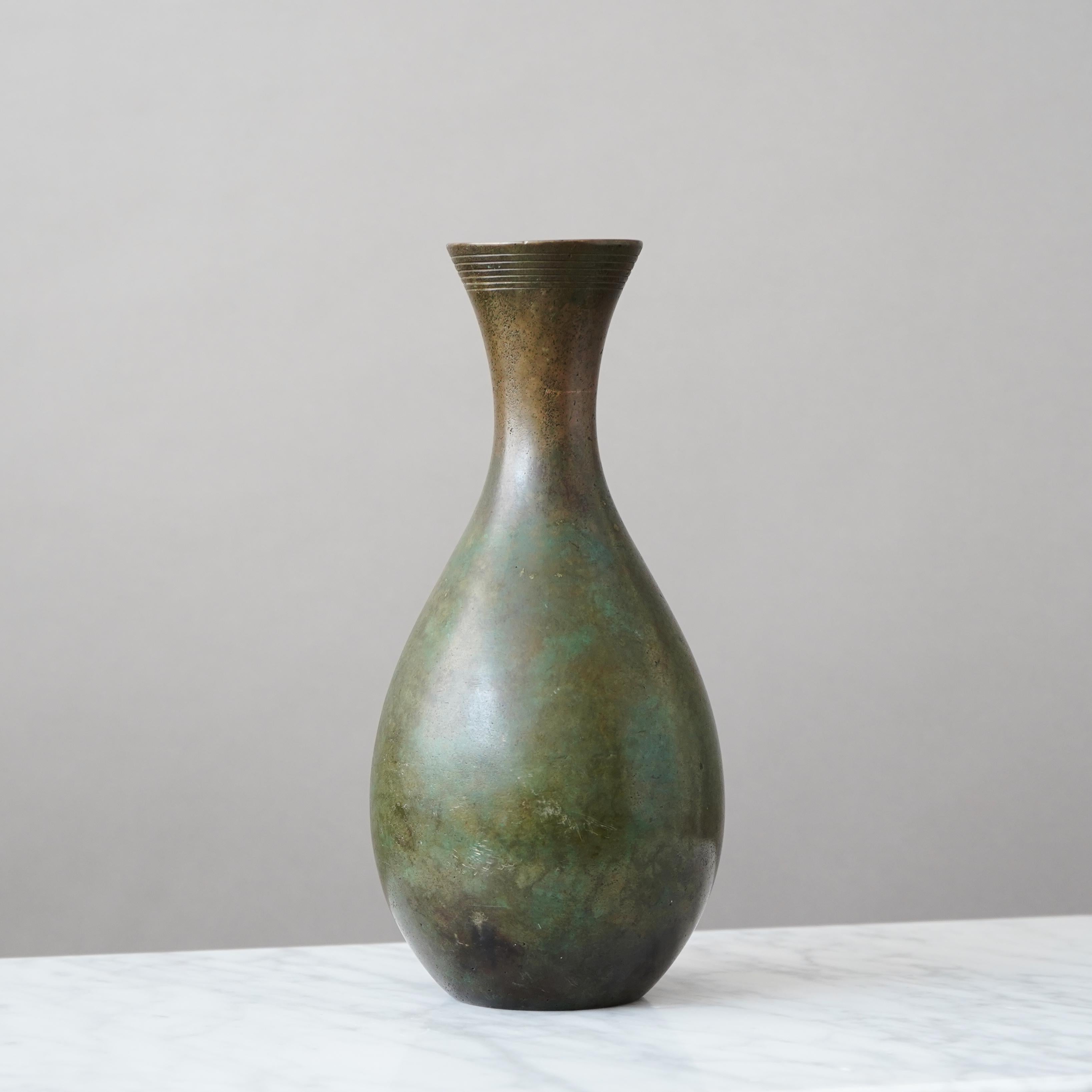 Large Art Deco Bronze Vase by GAB Guldsmedsaktiebolaget, Sweden, 1930s In condizioni discrete in vendita a Malmö, SE