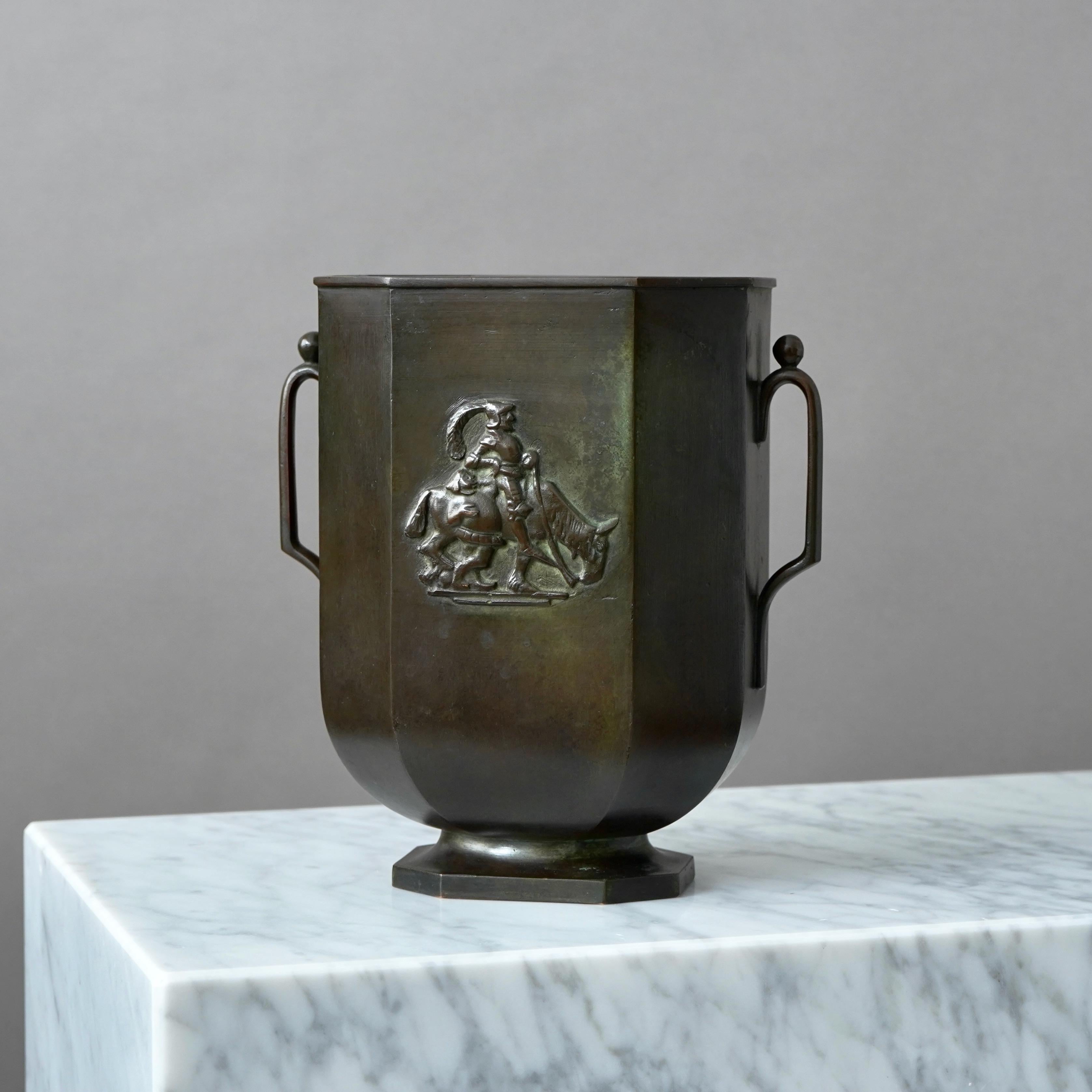 Metà XX secolo Grande vaso in bronzo Art Deco di GAB Guldsmedsaktiebolaget, Svezia, anni '30 in vendita
