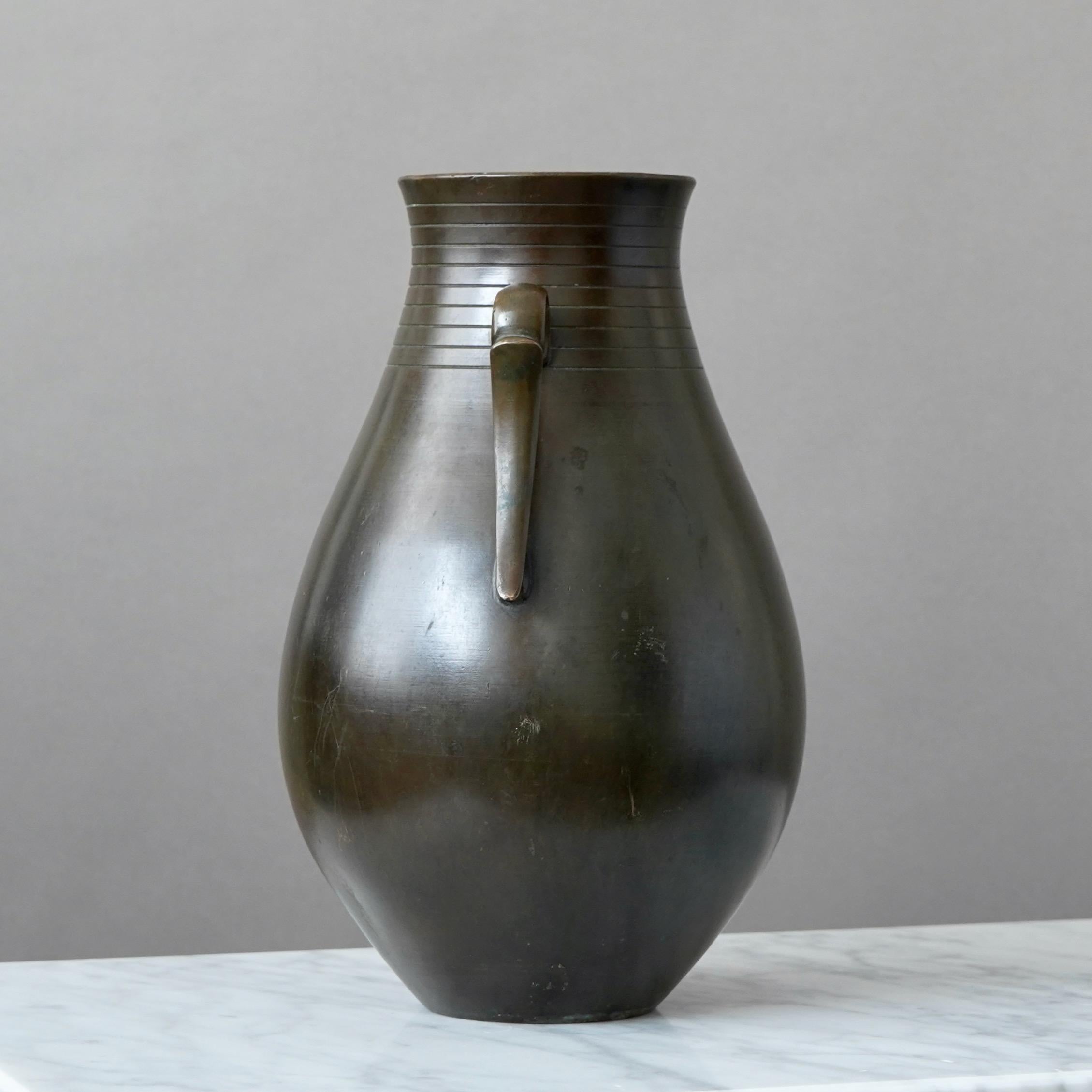 Metà XX secolo Grande vaso in bronzo Art Deco di GAB Guldsmedsaktiebolaget, Svezia, anni '30 in vendita