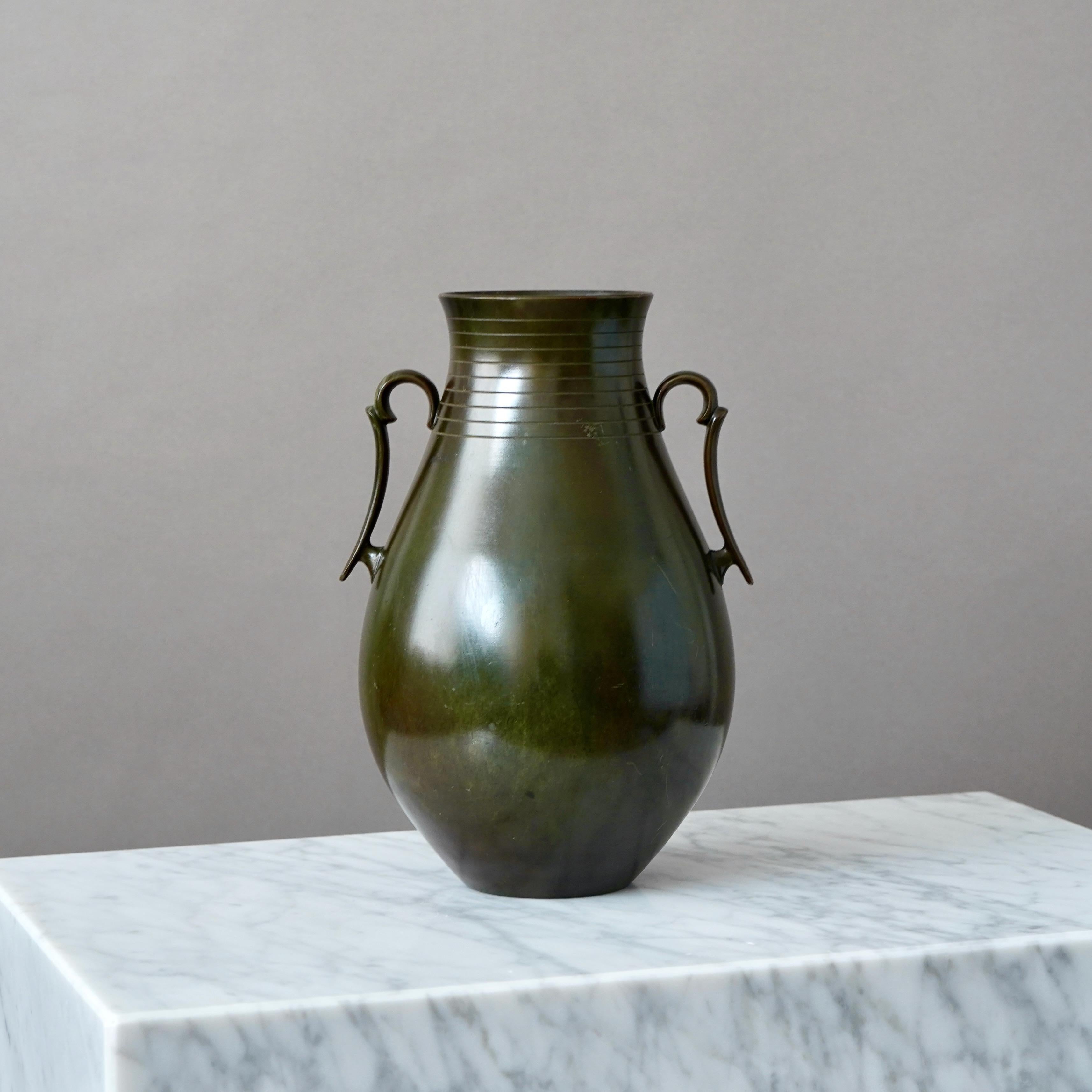 Metà XX secolo Grande vaso in bronzo Art Deco di GAB Guldsmedsaktiebolaget, Svezia, anni '30 in vendita
